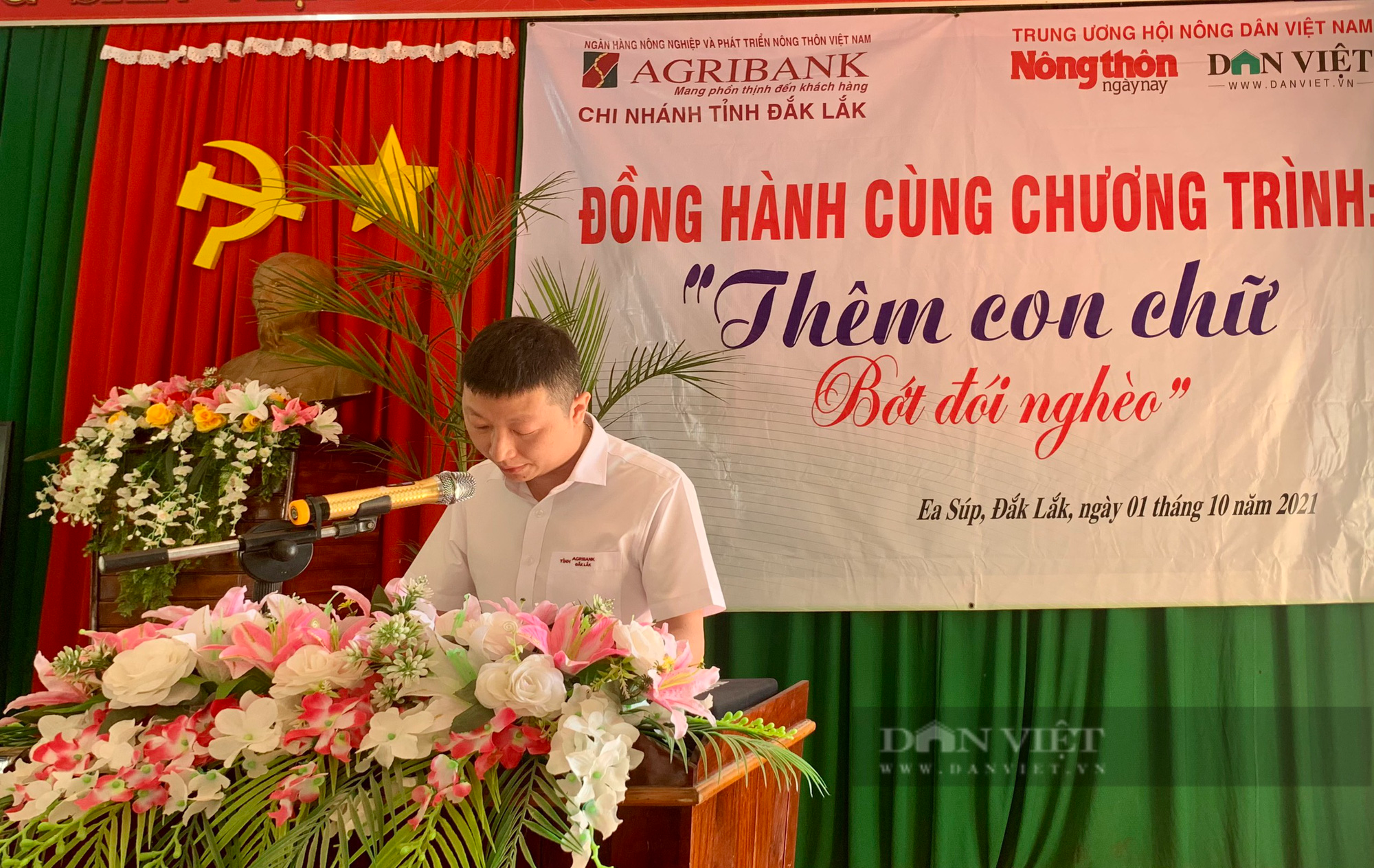 Báo Dân Việt cùng Agribank Đắk Lắk với chương trình “Thêm con chữ, bớt đói nghèo” - Ảnh 1.
