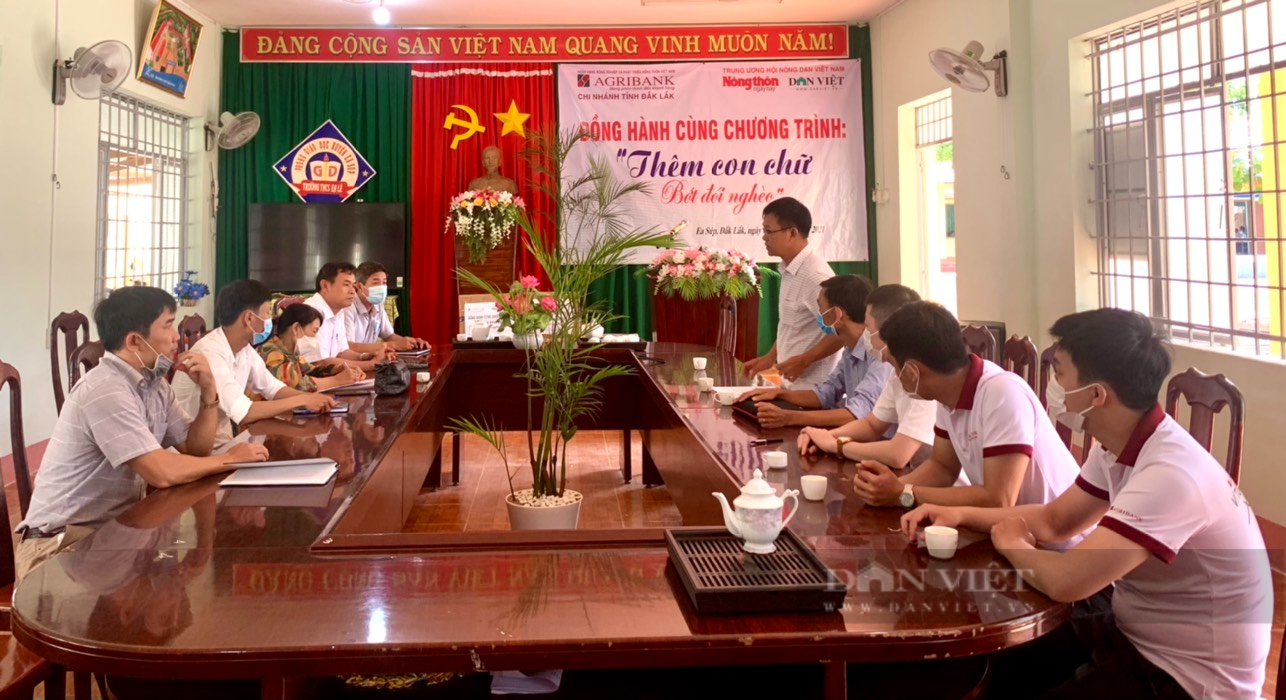 Báo Dân Việt cùng Agribank Đắk Lắk với chương trình “Thêm con chữ, bớt đói nghèo” - Ảnh 2.