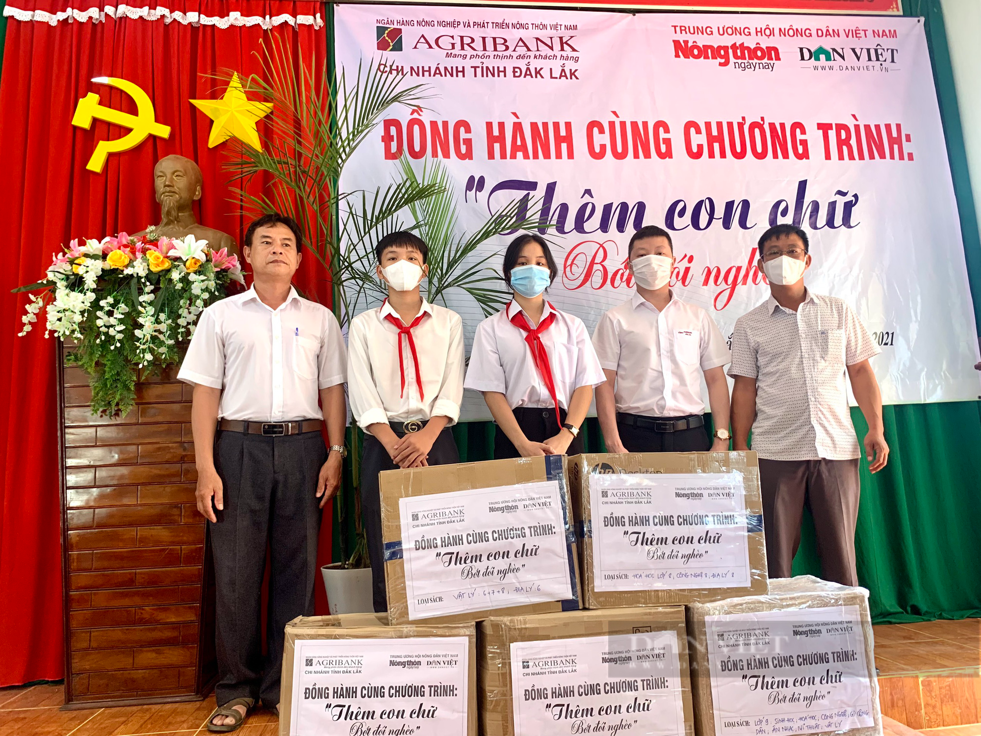 Báo Dân Việt cùng Agribank Đắk Lắk với chương trình “Thêm con chữ, bớt đói nghèo” - Ảnh 3.