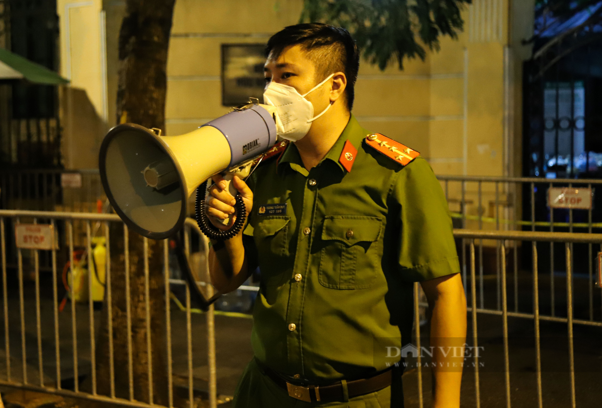 Người thân xuyên đêm tiếp tế nhu yếu phẩm cho người trong bệnh viện Việt Đức - Ảnh 6.