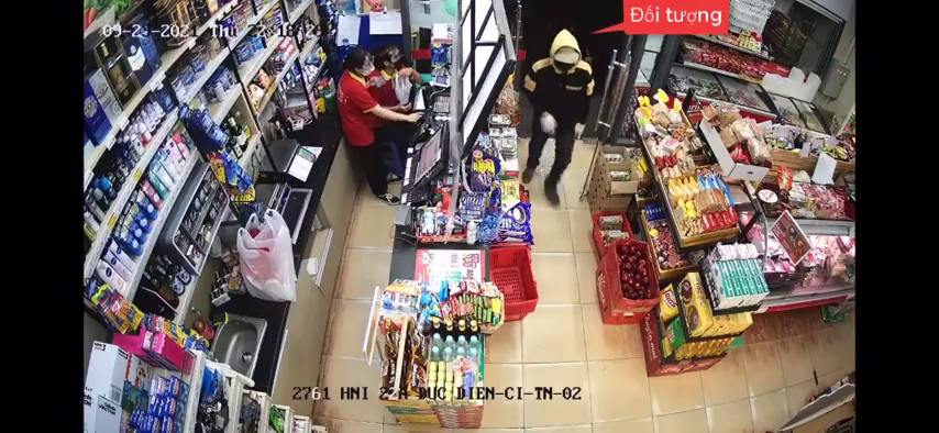 Truy tìm đối tượng cướp tài sản tại siêu thị ở Hà Nội - Ảnh 2.