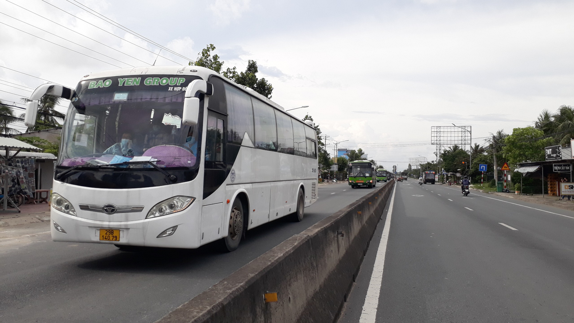 112 công dân Bạc Liêu tự phát về quê bị kẹt ở Long An đã được đưa về địa phương - Ảnh 1.