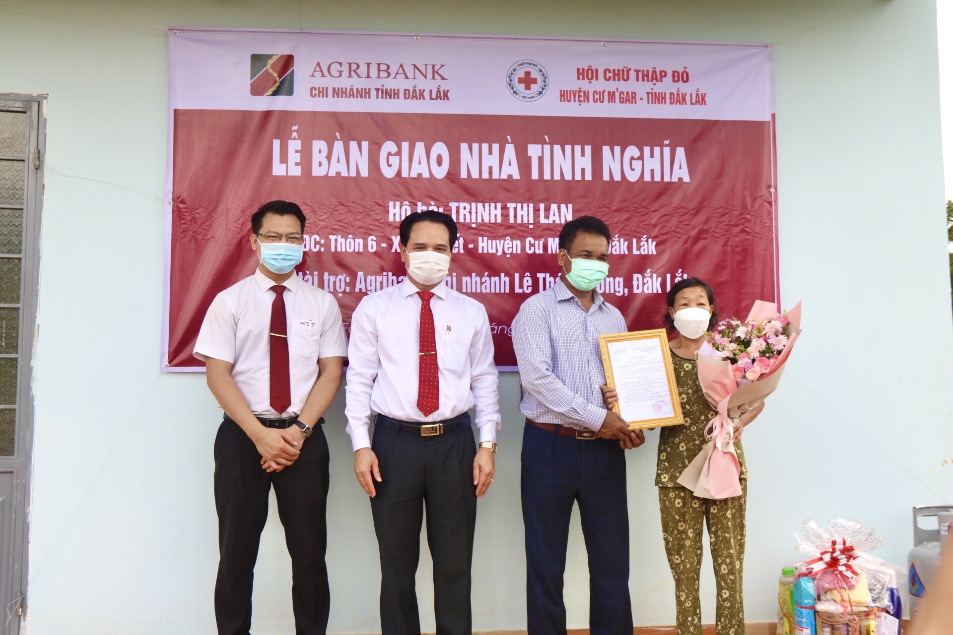 Agribank tỉnh Đắk Lắk trao tặng nhà tình nghĩa cho hộ nghèo  - Ảnh 3.