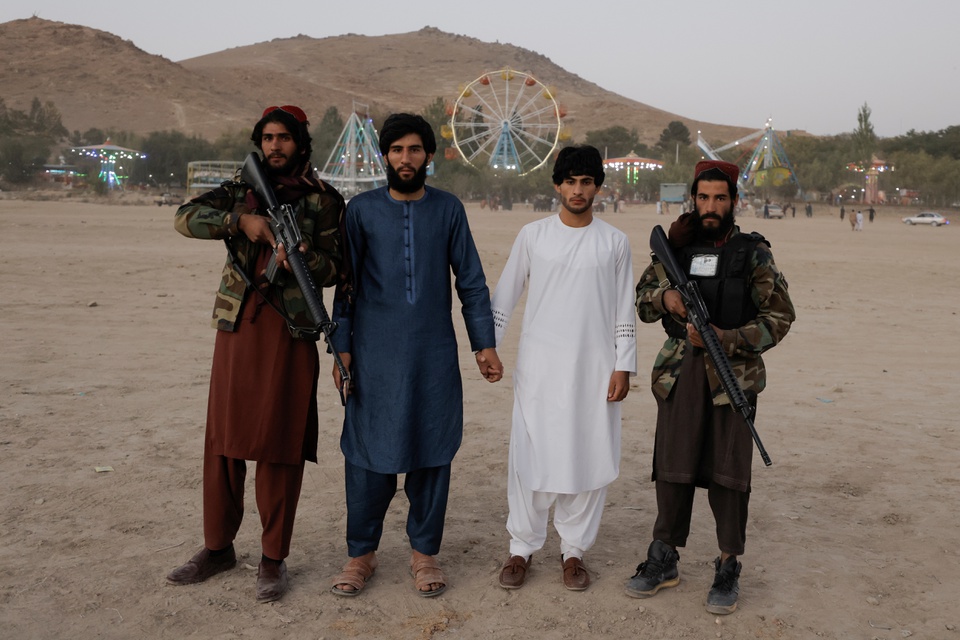 Hình ảnh các tay súng Taliban tới công viên chơi đu quay siêu tốc, tàu cướp biển - Ảnh 5.