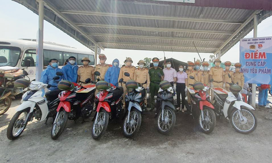 CSGT Đà Nẵng vận động doanh nghiệp tặng xe máy cho người dân về quê - Ảnh 3.