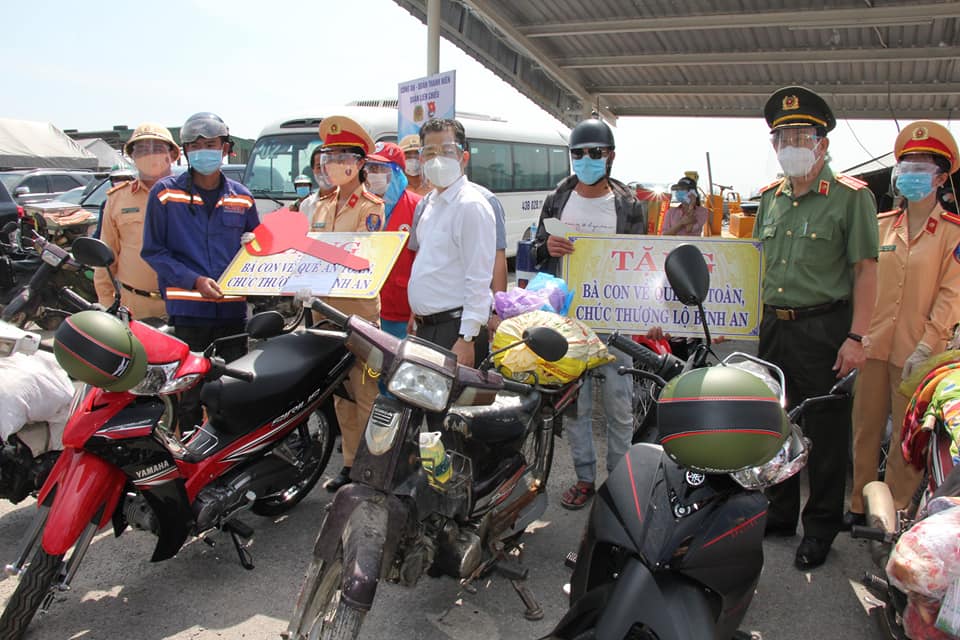 CSGT Đà Nẵng vận động doanh nghiệp tặng xe máy cho người dân về quê - Ảnh 2.