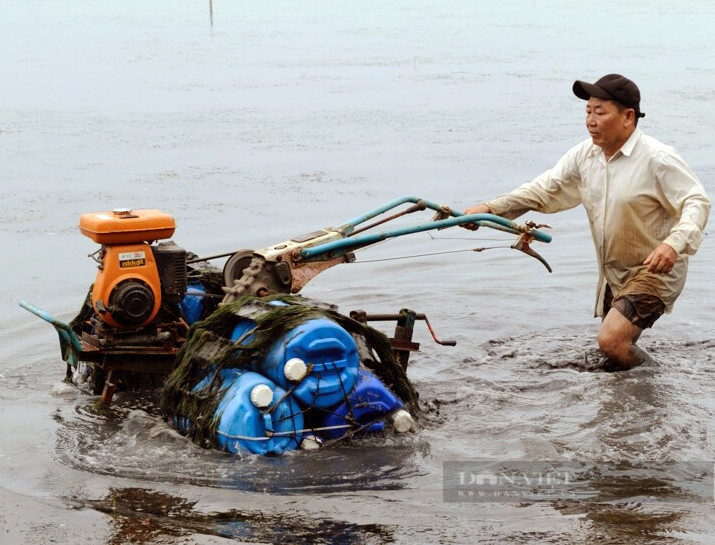 Chuyện chưa kể về lão nông chế tạo máy cày chạy dưới nước siêu nhẹ, siêu tiết kiệm - Ảnh 2.