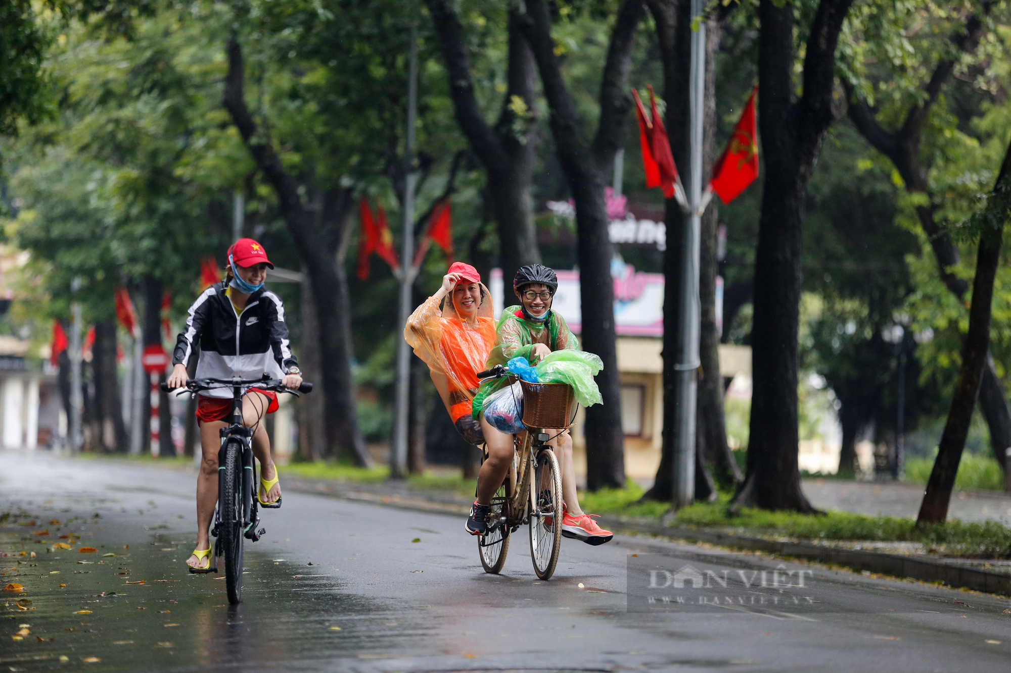 Người Hà Nội co ro trong mưa, gió, lạnh đầu mùa - Ảnh 5.