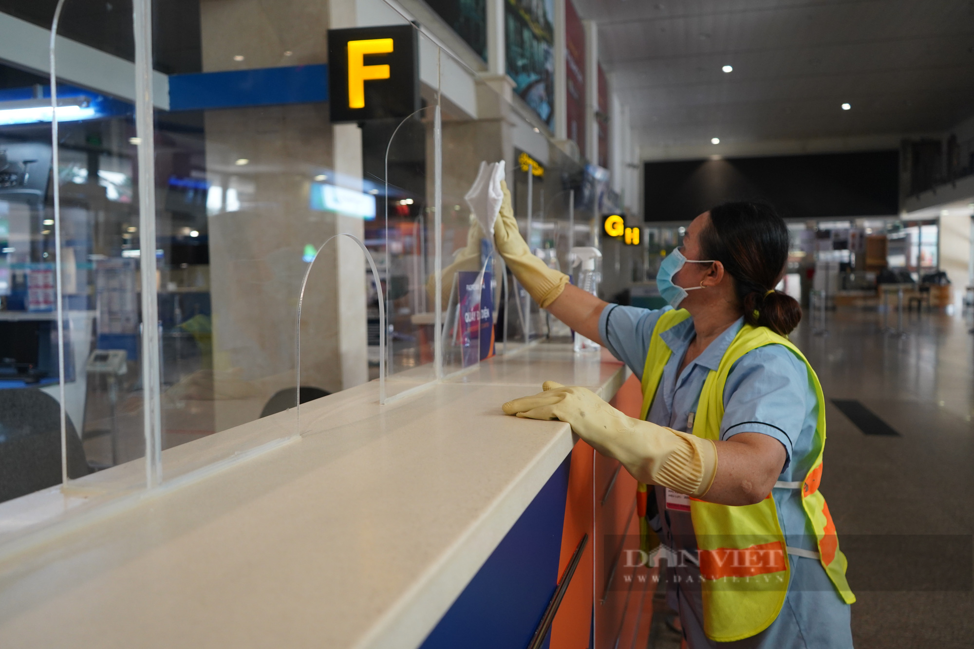 Cảng Hàng không quốc tế Tân Sơn Nhất chính thức mở cửa đường bay thương mại trở lại - Ảnh 1.