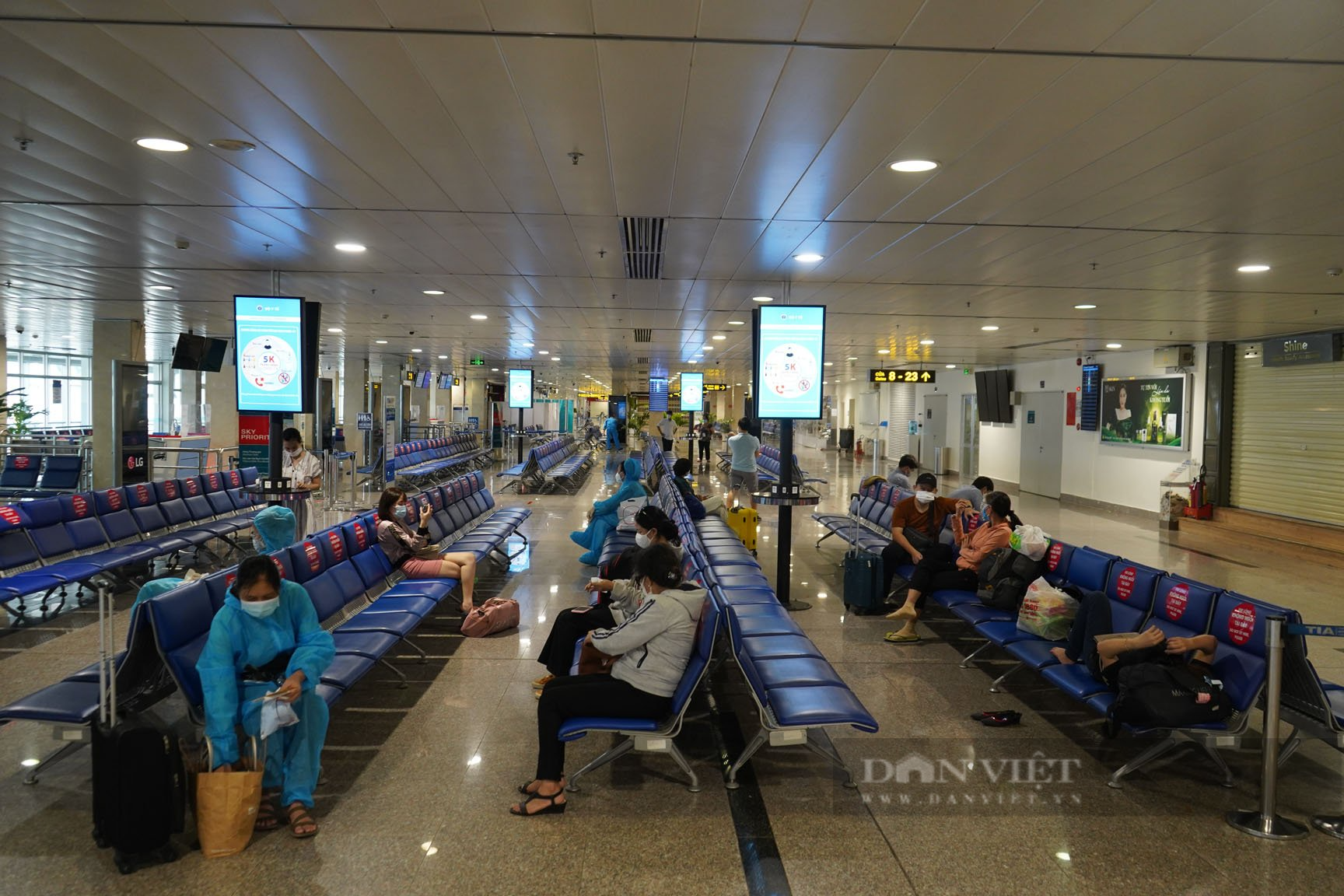 Cảng Hàng không quốc tế Tân Sơn Nhất chính thức mở cửa đường bay thương mại trở lại - Ảnh 2.