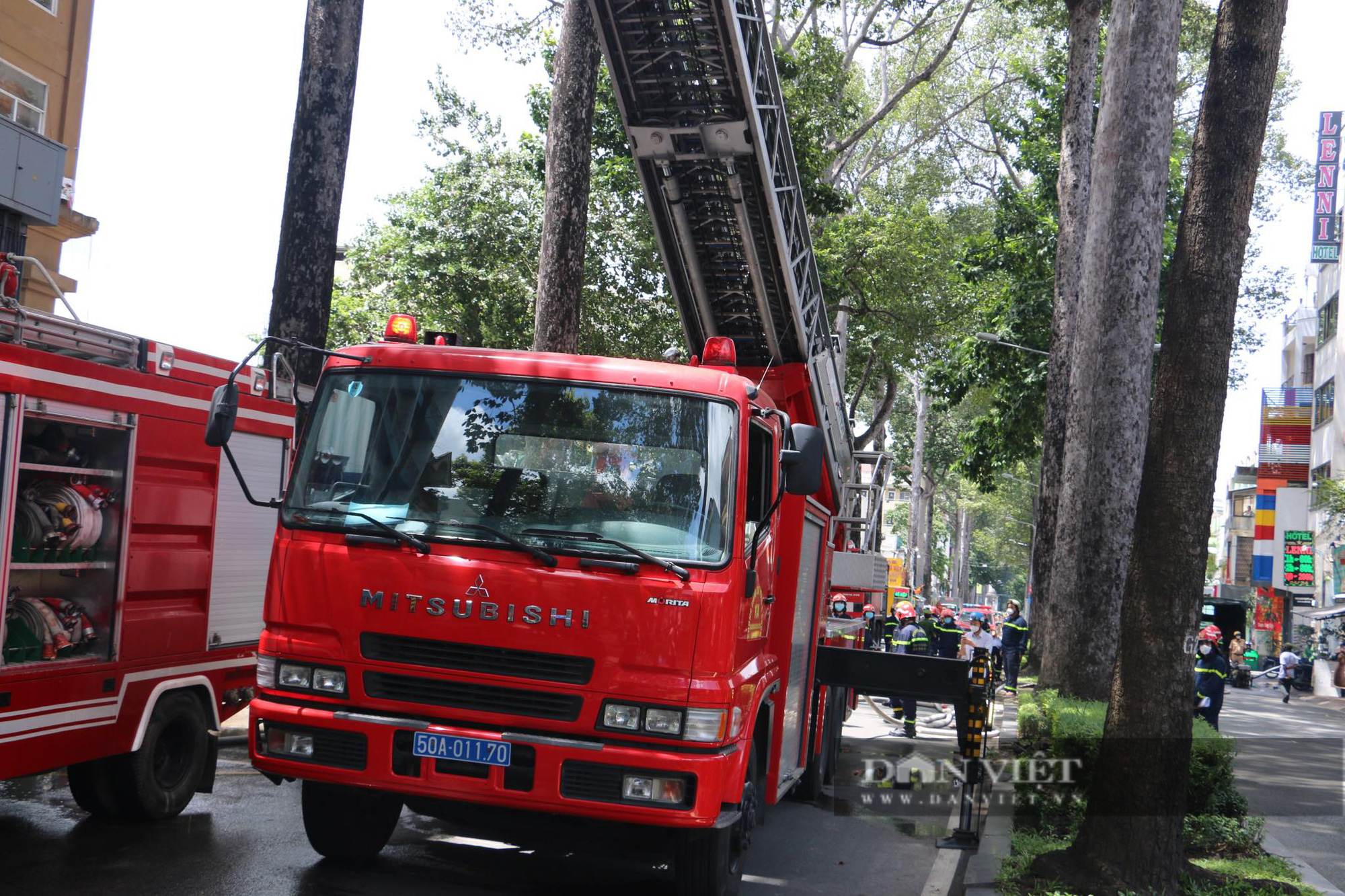 Cháy ký túc xá đại học giữa trung tâm Sài Gòn, sinh viên ôm đồ tháo chạy - Ảnh 1.