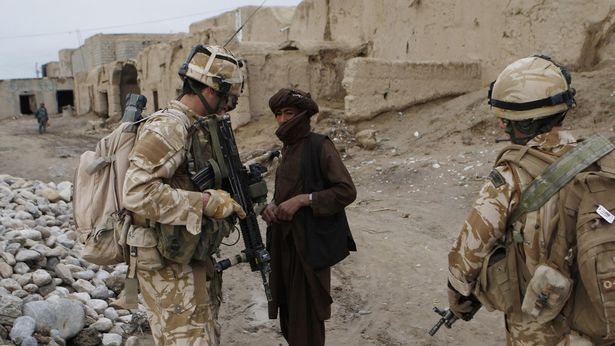 Taliban yêu cầu Mỹ, Anh bồi thường hàng tỷ USD - Ảnh 1.