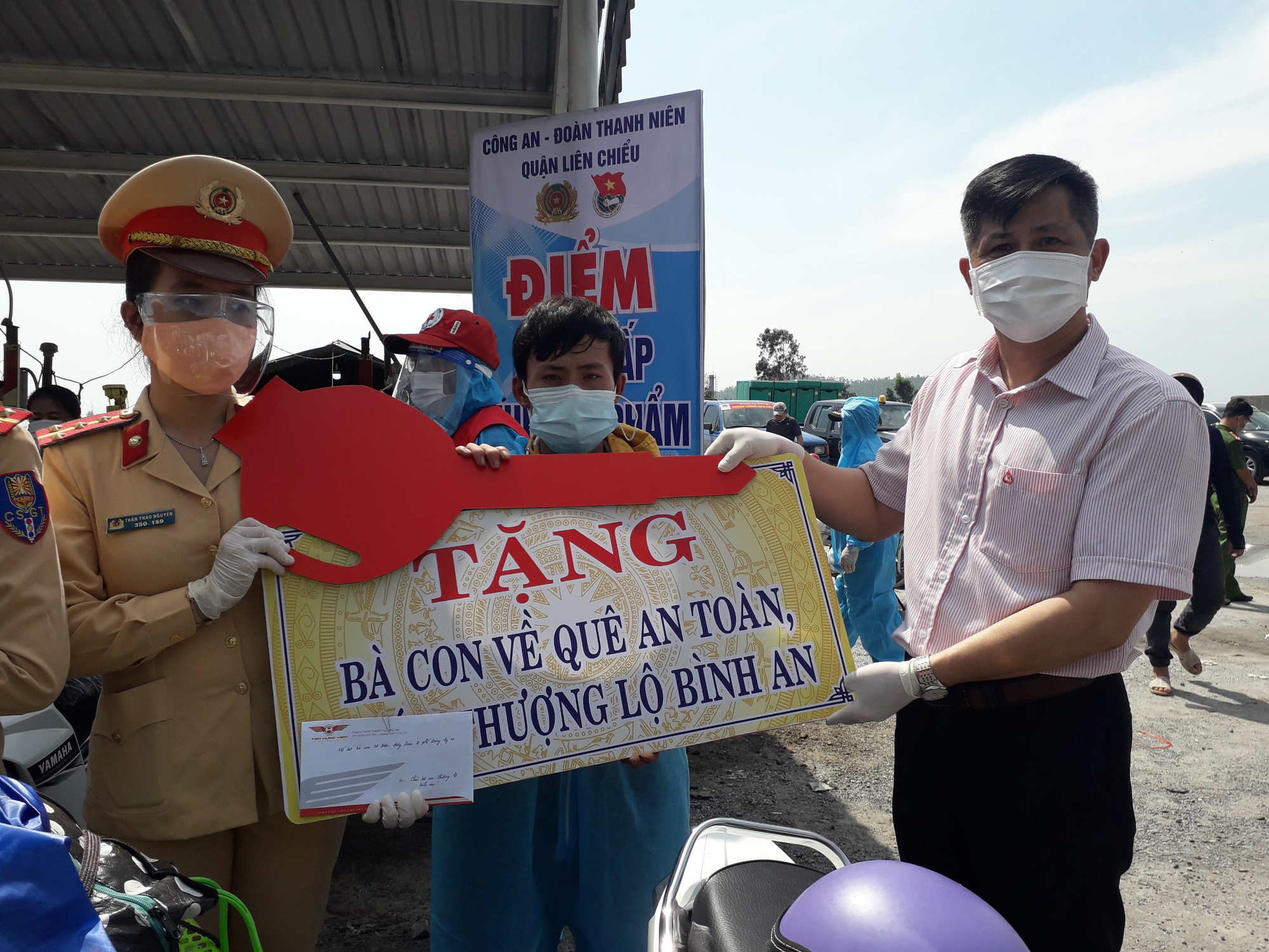CSGT Đà Nẵng vận động doanh nghiệp tặng 8 xe máy cho người dân về quê - Ảnh 4.