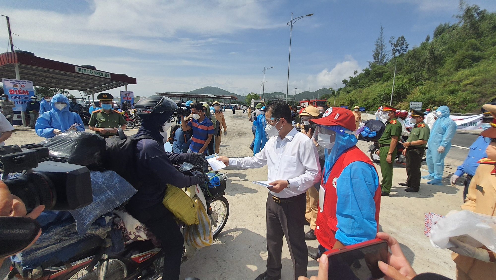CSGT Đà Nẵng vận động doanh nghiệp tặng 8 xe máy cho người dân về quê - Ảnh 1.