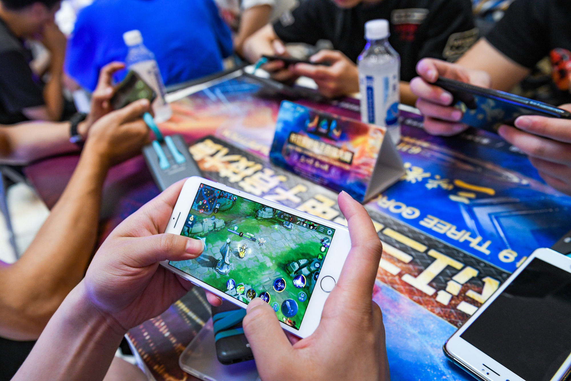 Sự chậm trễ kéo dài trong việc phê duyệt trò chơi có thể sẽ ảnh hưởng đến tăng trưởng kinh doanh trò chơi tại Tencent và NetEase. Ảnh: @AFP.
