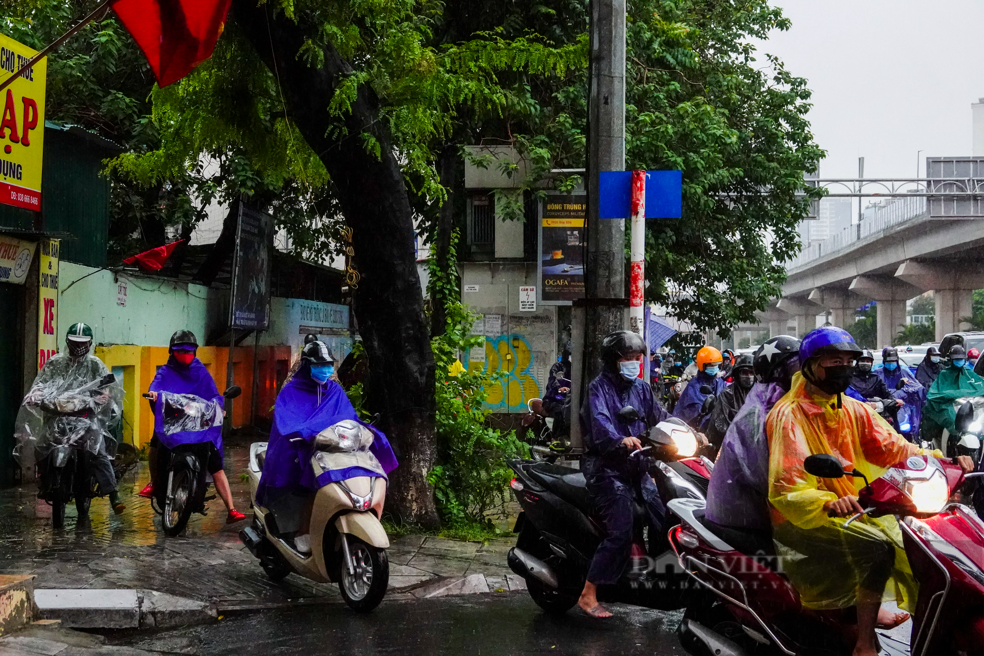 Nhiều tuyến đường Hà Nội ùn ứ kéo dài, người dân chôn chân trong mưa rét ngày đầu tuần - Ảnh 4.