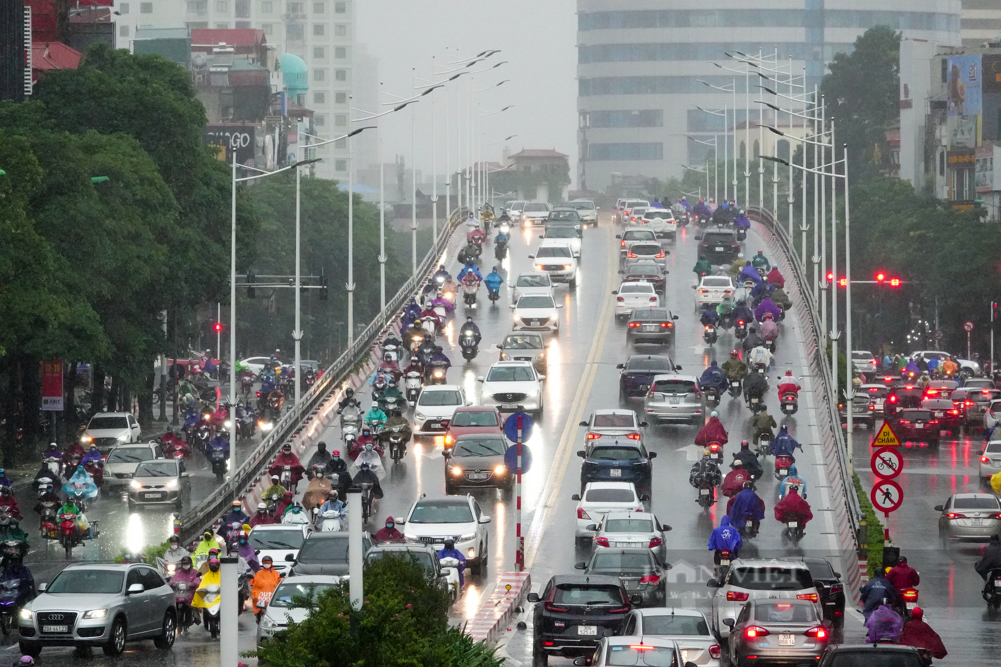 Nhiều tuyến đường Hà Nội ùn ứ kéo dài, người dân chôn chân trong mưa rét ngày đầu tuần - Ảnh 11.