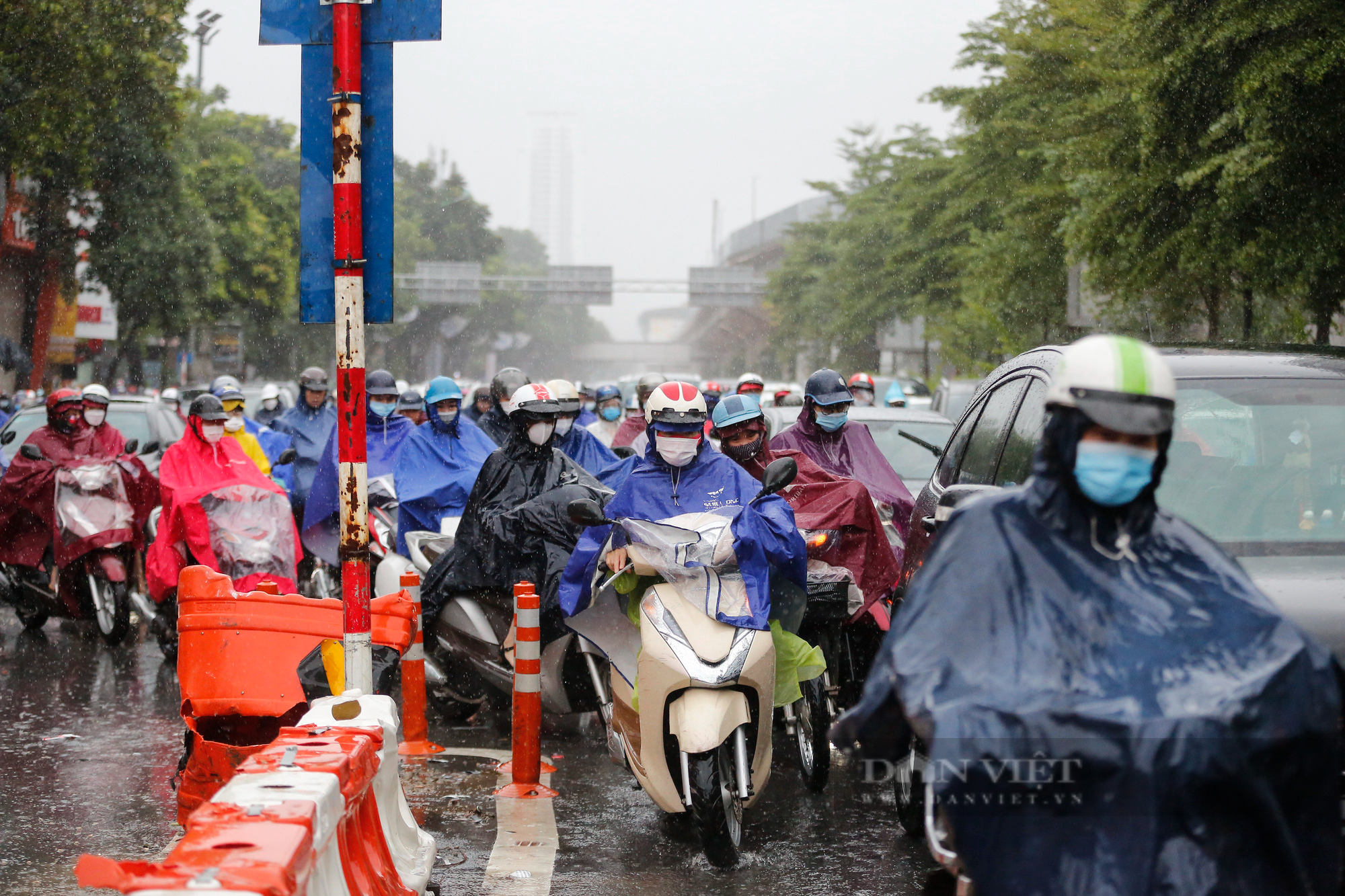 Nhiều tuyến đường Hà Nội ùn ứ kéo dài, người dân chôn chân trong mưa rét ngày đầu tuần - Ảnh 4.