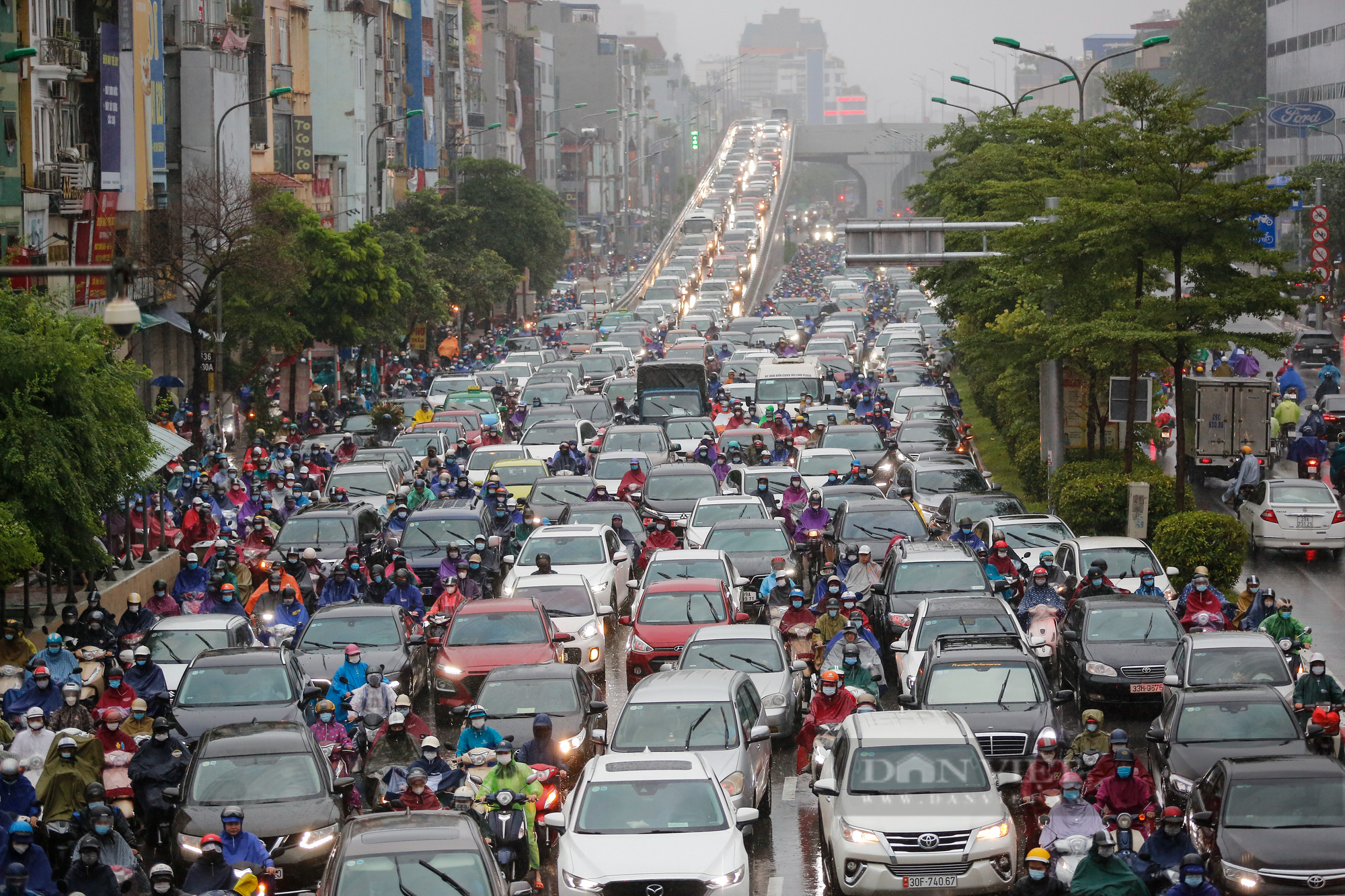 Nhiều tuyến đường Hà Nội ùn ứ kéo dài, người dân chôn chân trong mưa rét ngày đầu tuần - Ảnh 1.