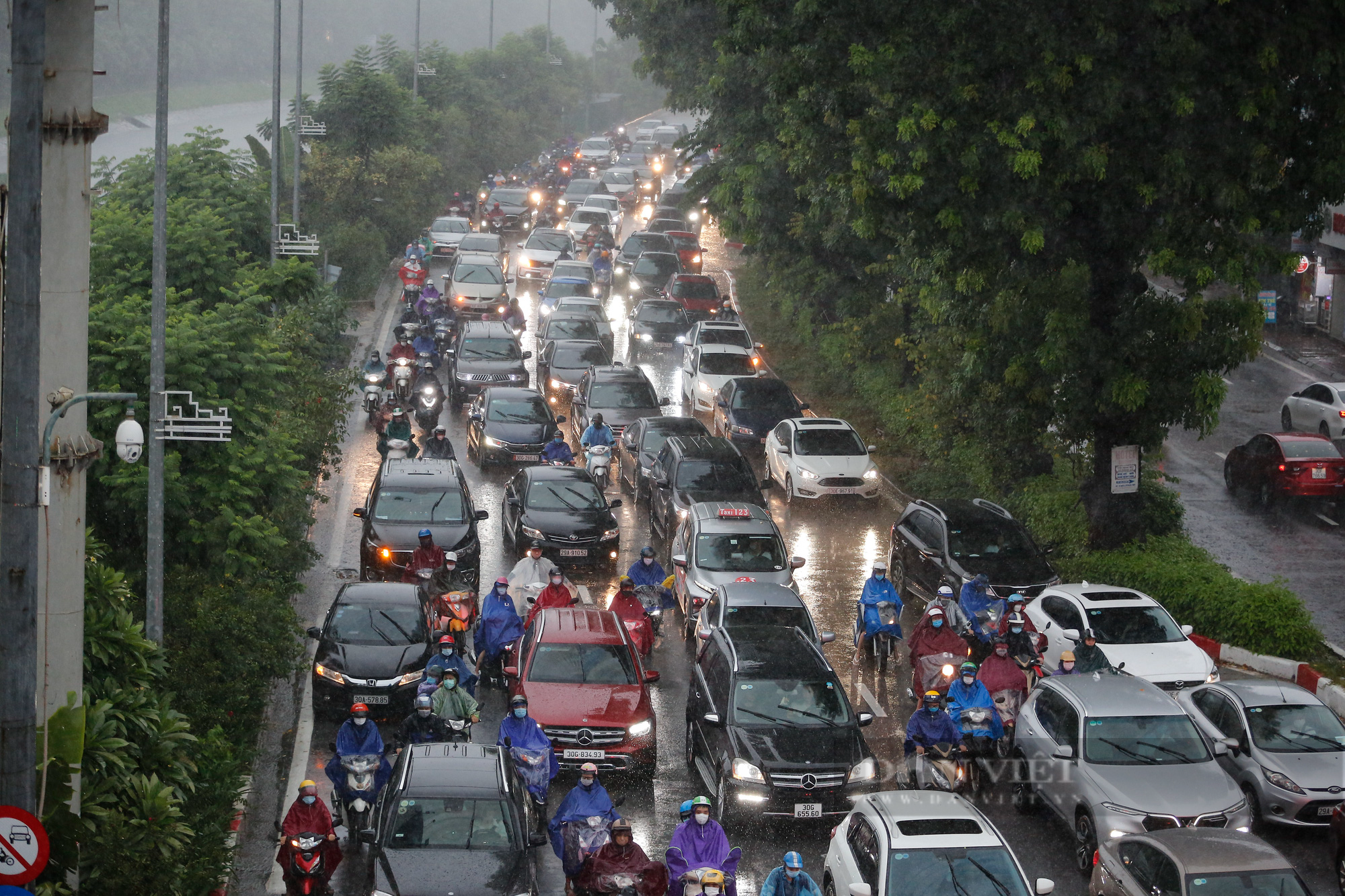 Nhiều tuyến đường Hà Nội ùn ứ kéo dài, người dân chôn chân trong mưa rét ngày đầu tuần - Ảnh 6.