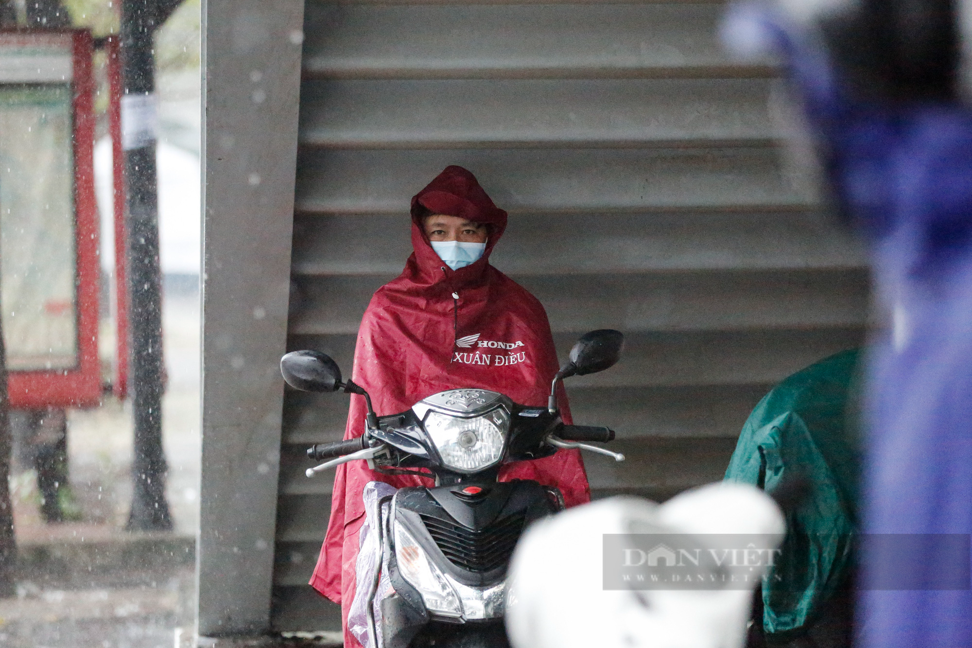 Nhiều tuyến đường Hà Nội ùn ứ kéo dài, người dân chôn chân trong mưa rét ngày đầu tuần - Ảnh 8.