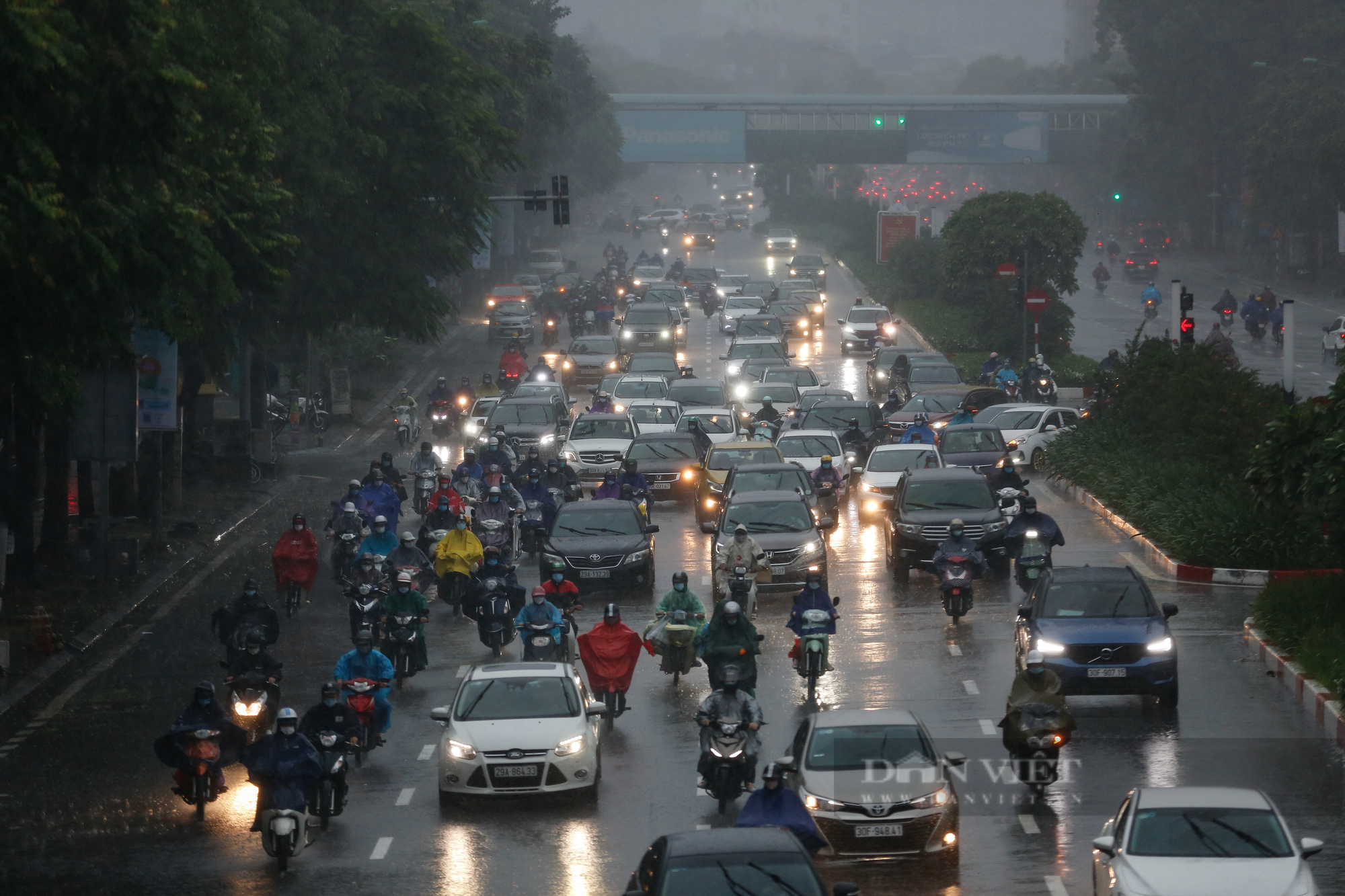 Nhiều tuyến đường Hà Nội ùn ứ kéo dài, người dân chôn chân trong mưa rét ngày đầu tuần - Ảnh 13.