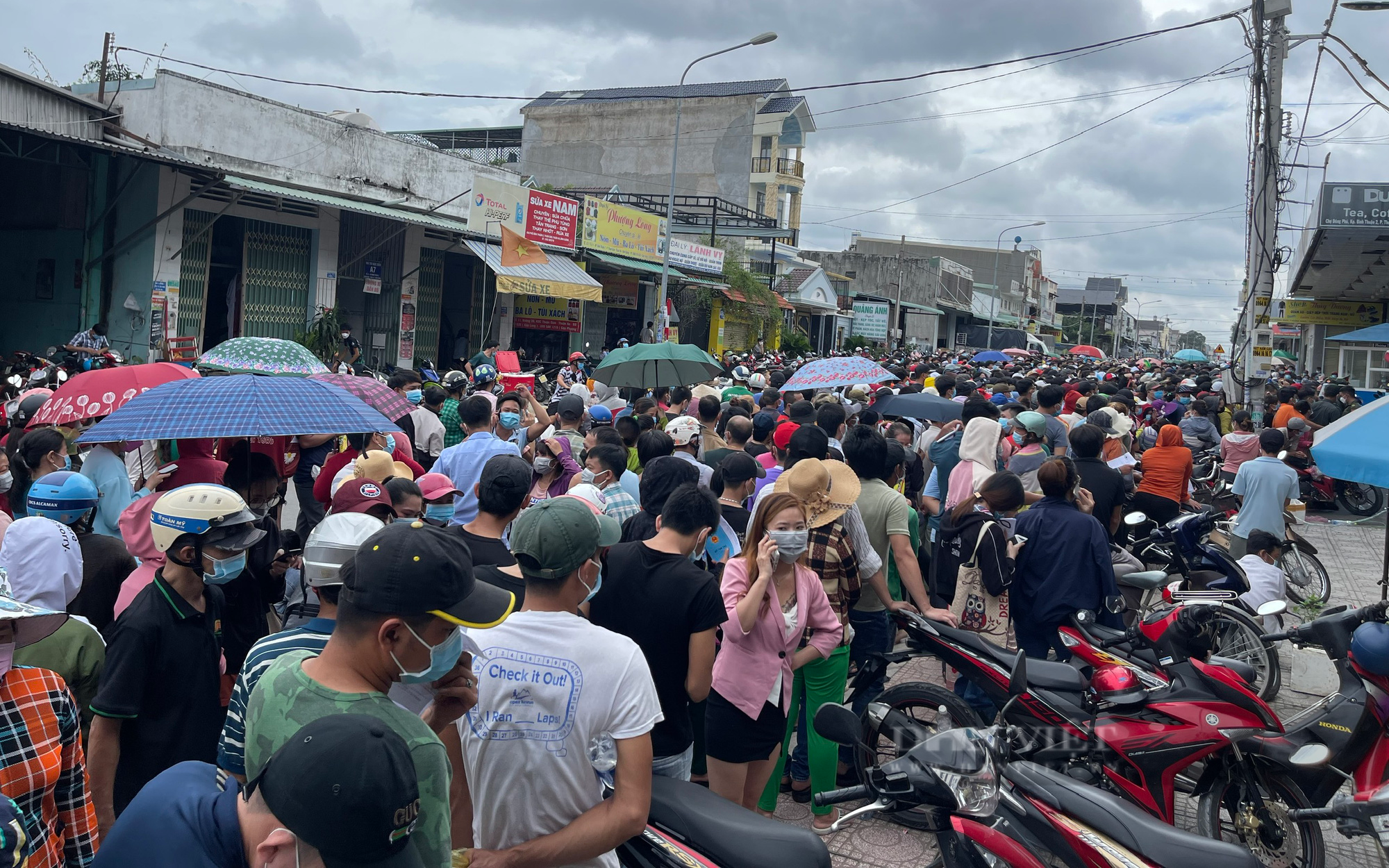 Bình Dương: Hàng nghìn người xếp hàng, chen lấn để tiêm mũi 2 vaccine phòng Covid-19