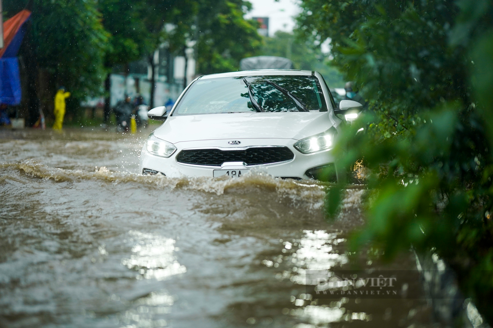 Hà Nội: Đại lộ Thăng Long ngập sâu, hàng nghìn người đi trong &quot;biển nước&quot; - Ảnh 1.