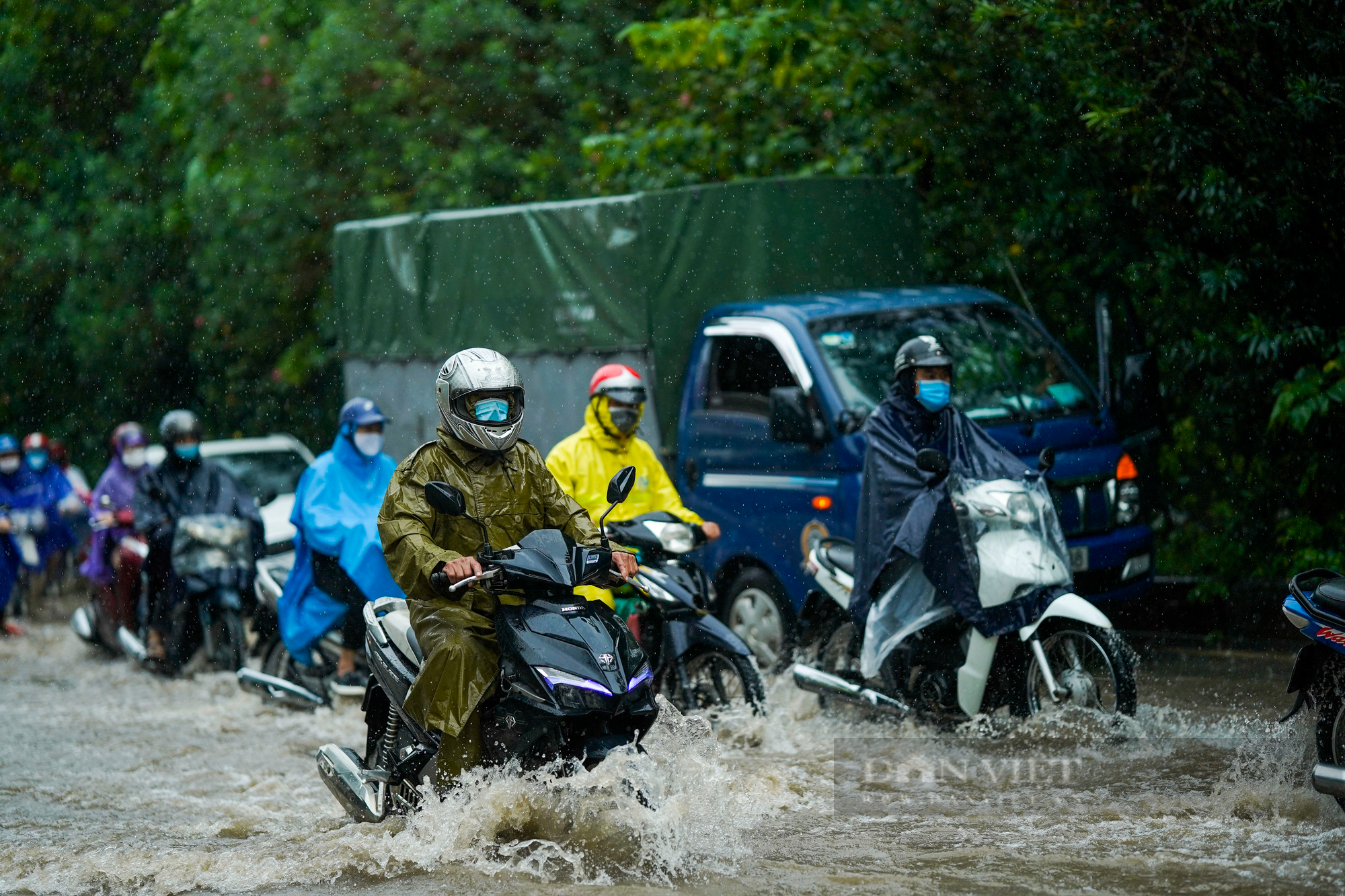 Hà Nội: Đại lộ Thăng Long ngập sâu, hàng nghìn người đi trong &quot;biển nước&quot; - Ảnh 3.