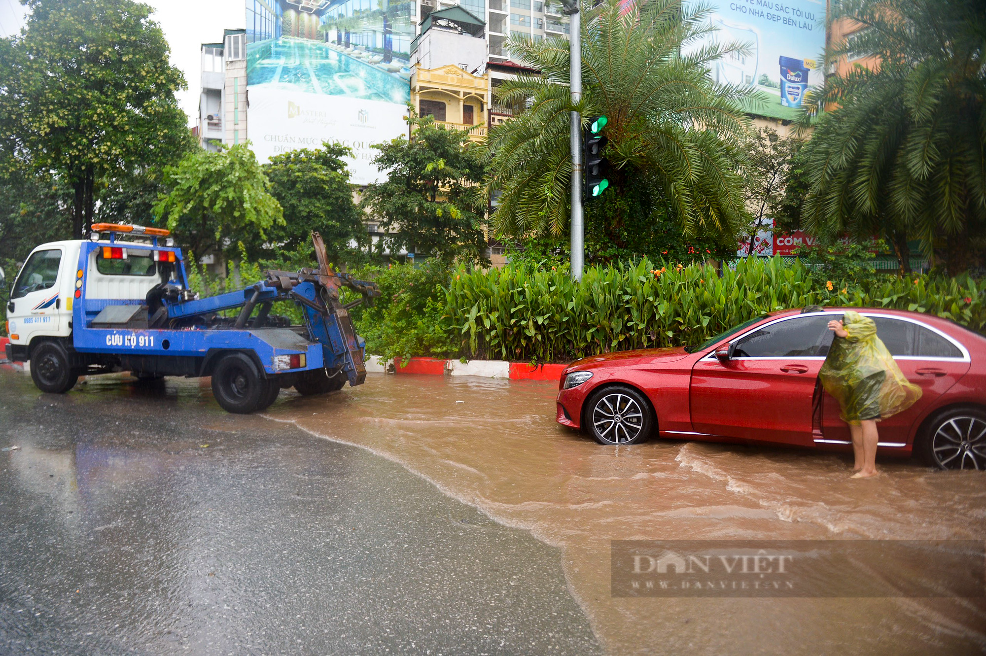 Hà Nội: Đại lộ Thăng Long ngập sâu, hàng nghìn người đi trong &quot;biển nước&quot; - Ảnh 6.