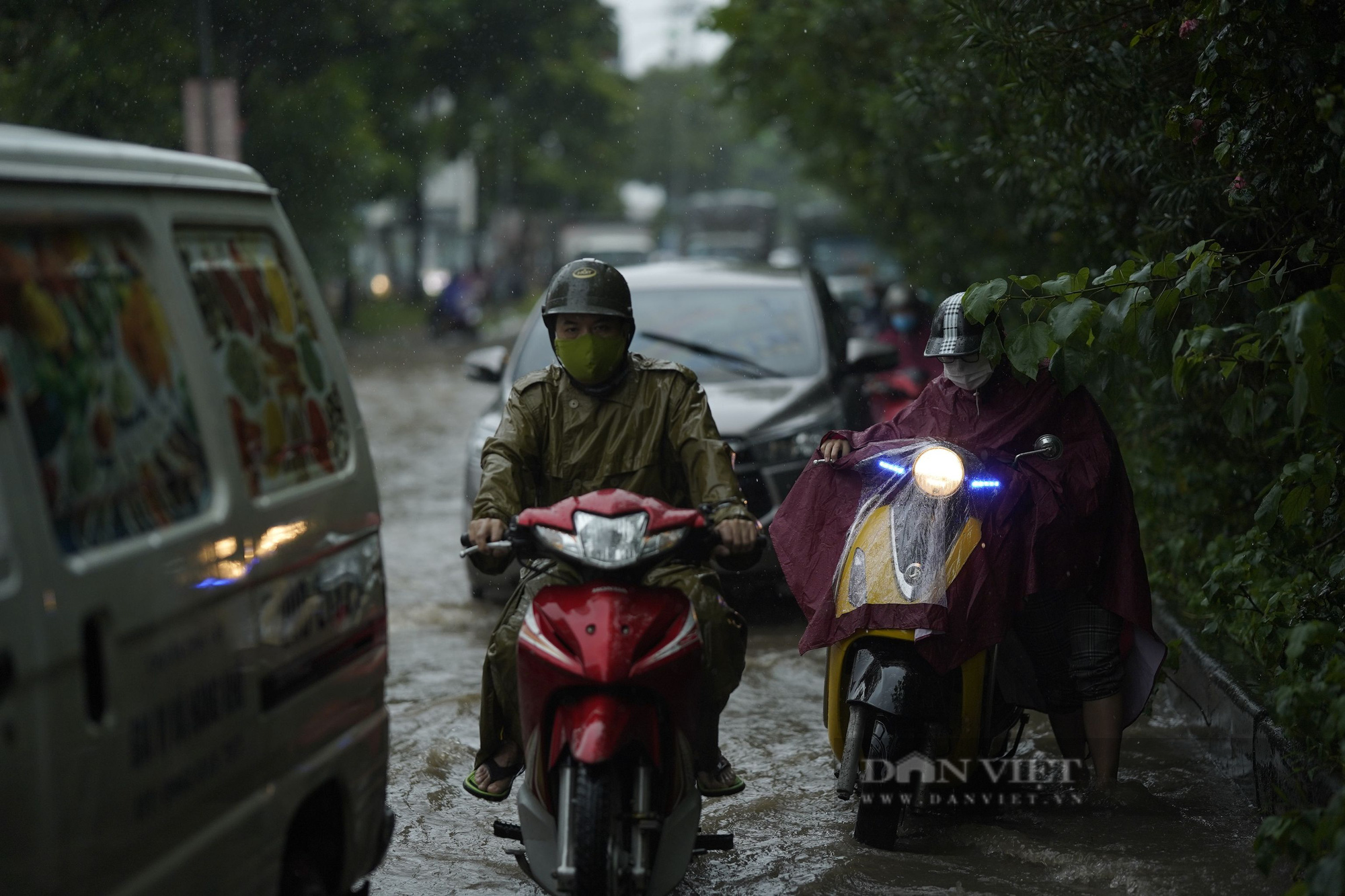 Hà Nội: Đại lộ Thăng Long ngập sâu, hàng nghìn người đi trong &quot;biển nước&quot; - Ảnh 7.