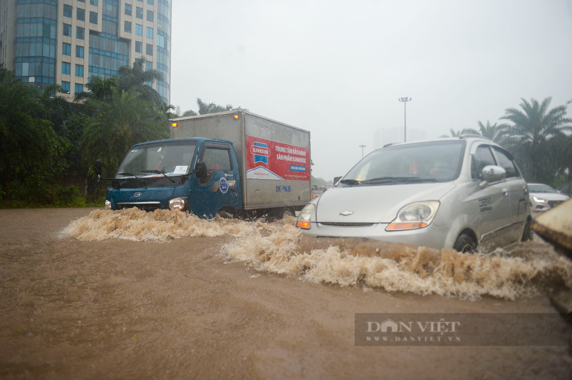 Hà Nội: Đại lộ Thăng Long ngập sâu, hàng nghìn người đi trong &quot;biển nước&quot; - Ảnh 8.