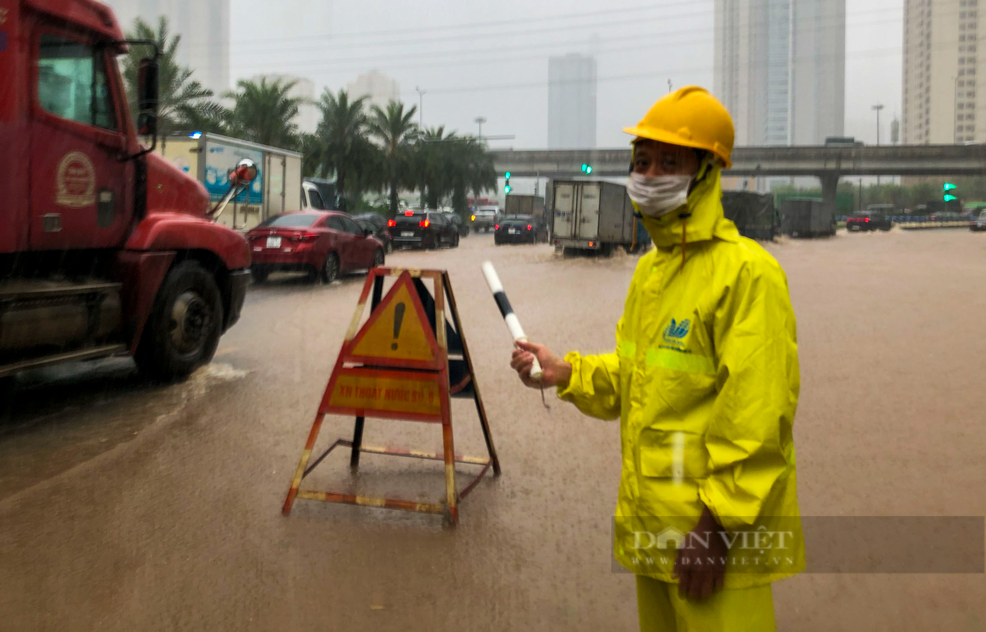 Hà Nội: Đại lộ Thăng Long ngập sâu, hàng nghìn người đi trong &quot;biển nước&quot; - Ảnh 9.