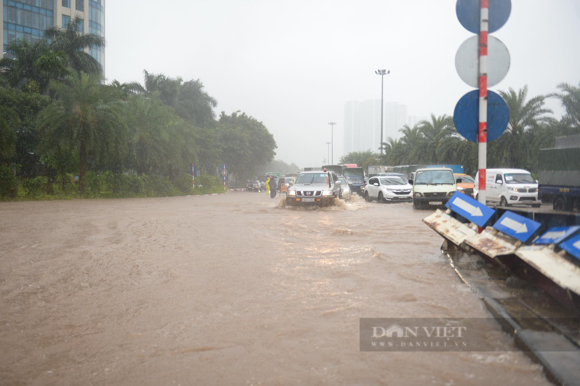 Hà Nội: Đại lộ Thăng Long ngập sâu, hàng nghìn người đi trong &quot;biển nước&quot; - Ảnh 10.