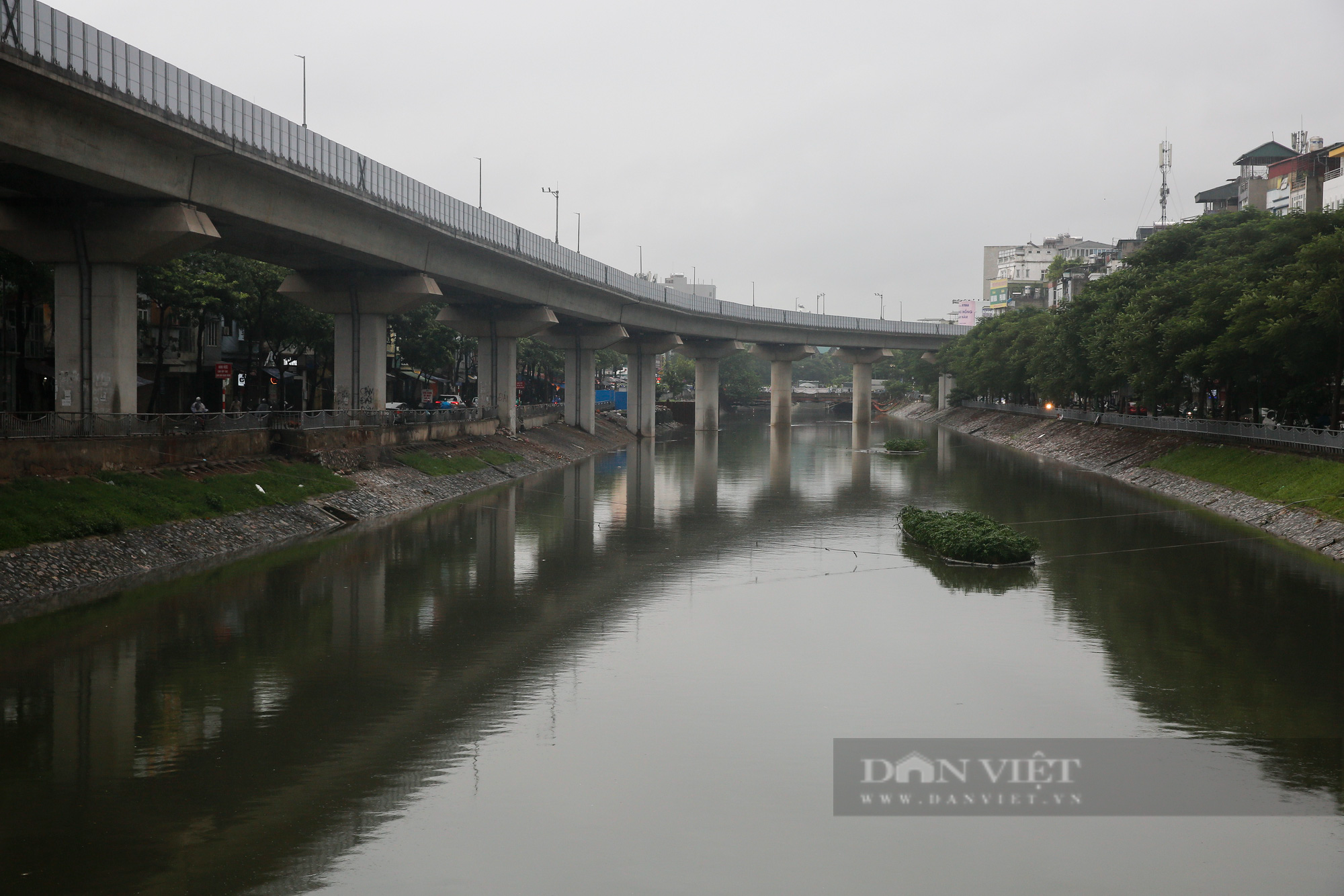 Nước sông Tô Lịch bất ngờ dâng cao sau nhiều trận mưa lớn kéo dài - Ảnh 4.
