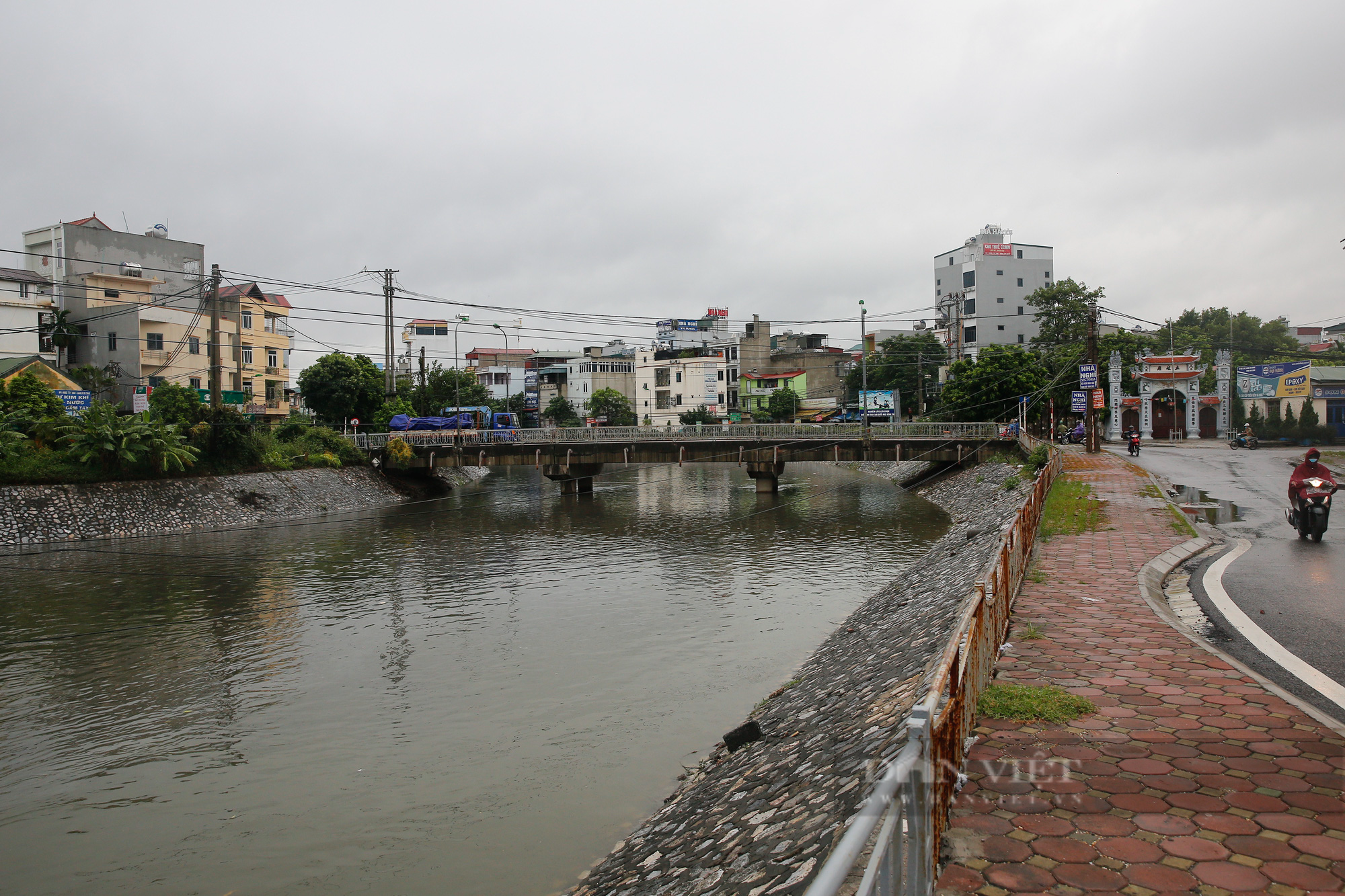 Nước sông Tô Lịch bất ngờ dâng cao sau nhiều trận mưa lớn kéo dài - Ảnh 7.