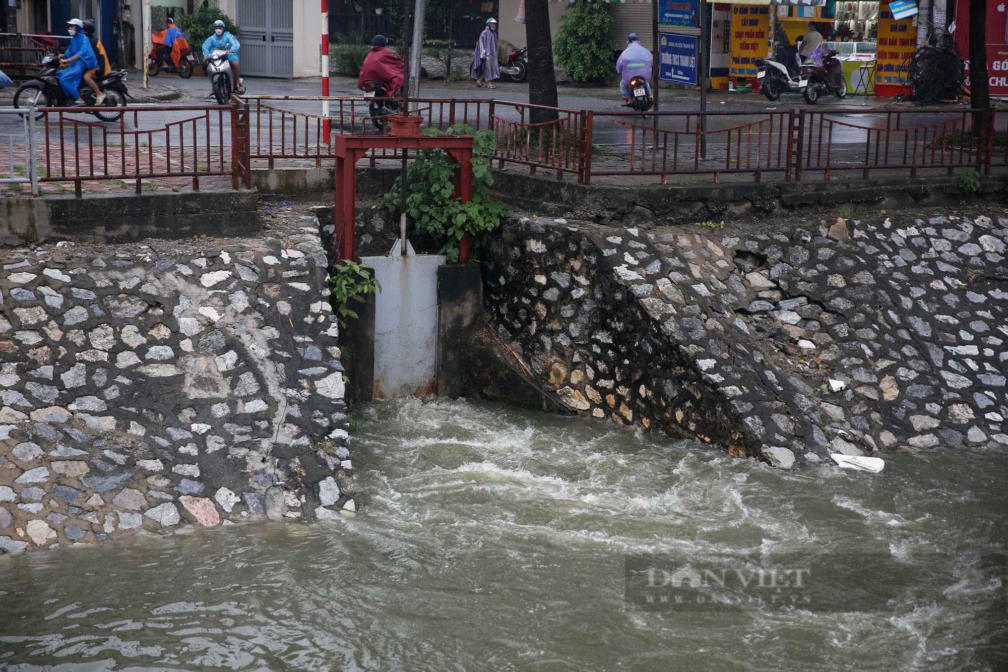 Nước sông Tô Lịch bất ngờ dâng cao sau nhiều trận mưa lớn kéo dài - Ảnh 8.