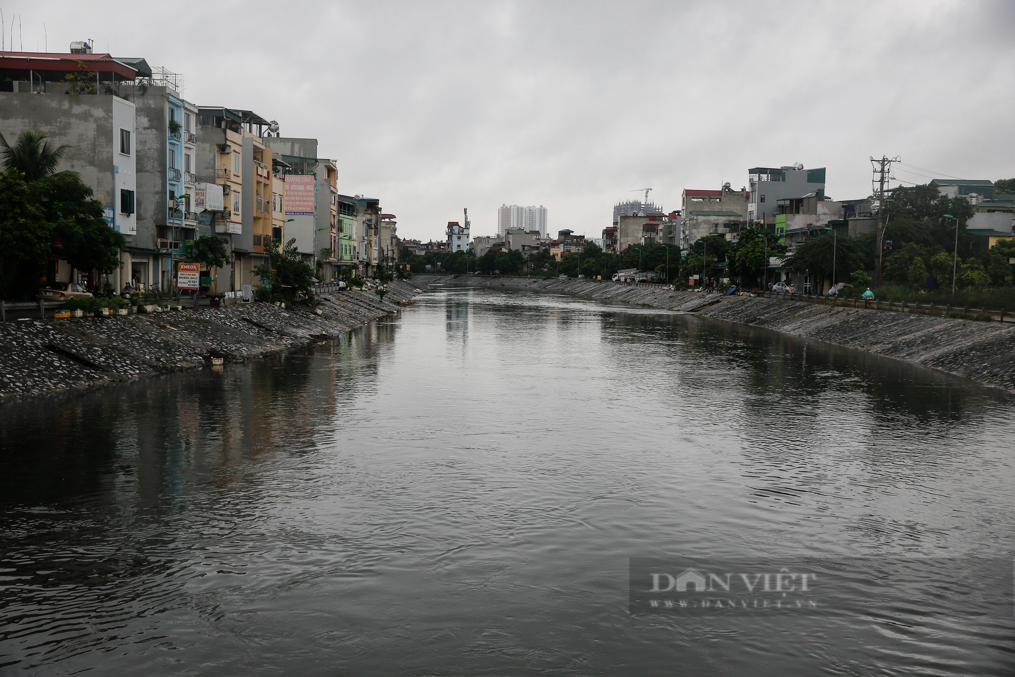 Nước sông Tô Lịch bất ngờ dâng cao sau nhiều trận mưa lớn kéo dài - Ảnh 9.
