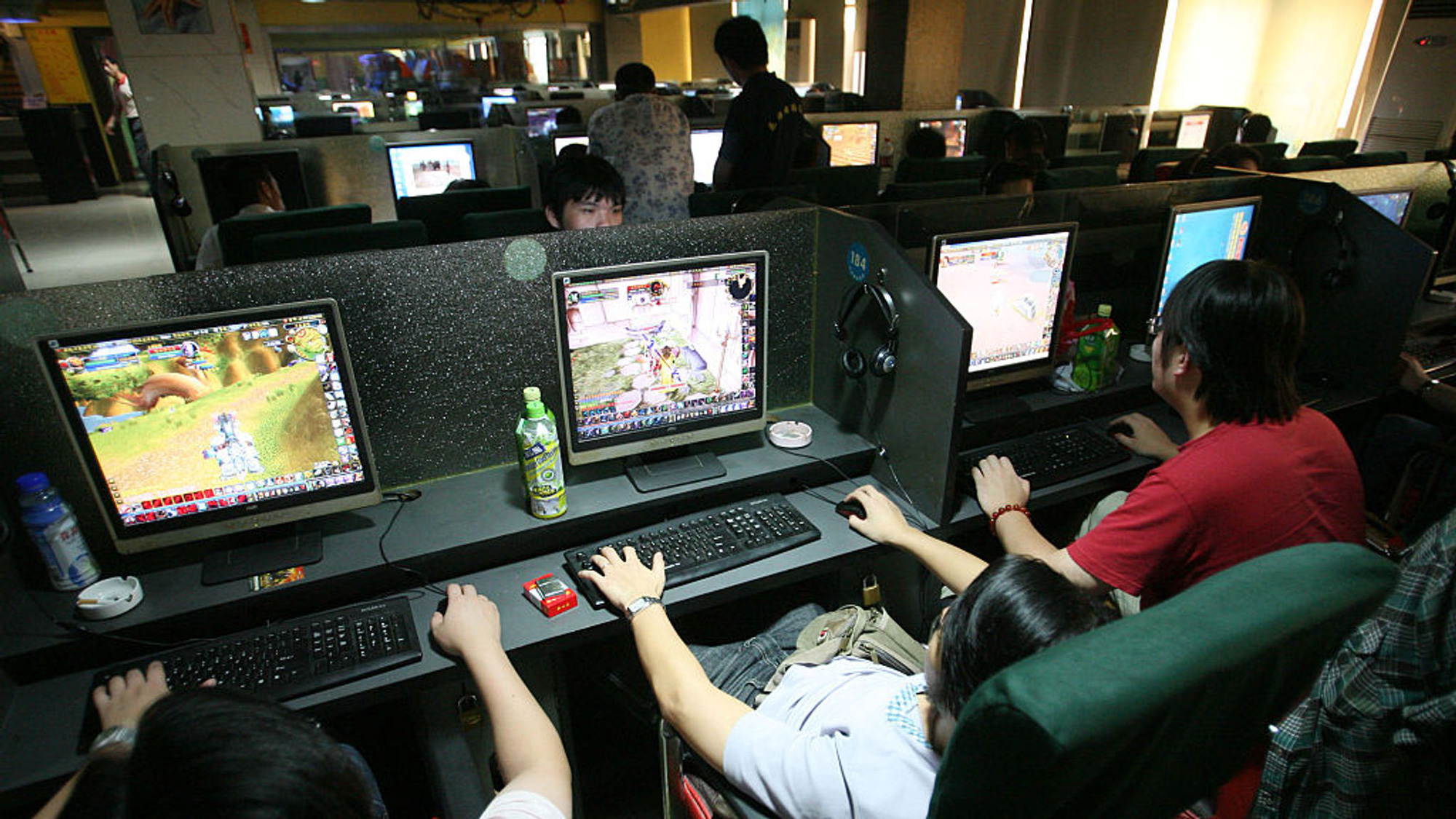 Trung Quốc đã cấm người dưới 18 tuổi chơi trò chơi điện tử hơn ba giờ một tuần, một biện pháp can thiệp xã hội nghiêm ngặt mà họ cho là cần thiết để giải quyết vấn đề nghiện thứ mà họ từng mô tả là &quot; thuốc phiện tinh thần&quot;. Ảnh: @AFP.
