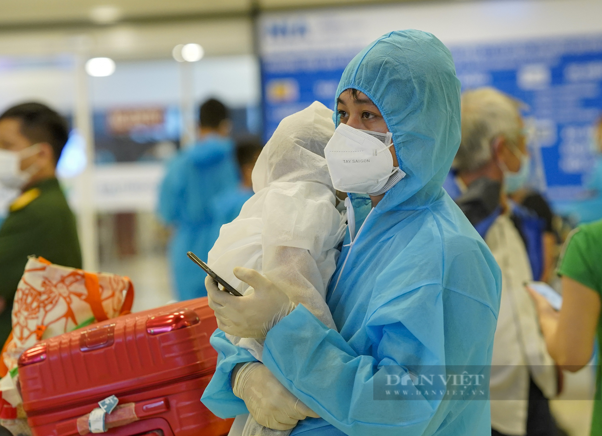 Phó giám đốc CDC Hà Nội nói gì về công văn yêu cầu người về từ TP.HCM treo biển trước nhà - Ảnh 1.