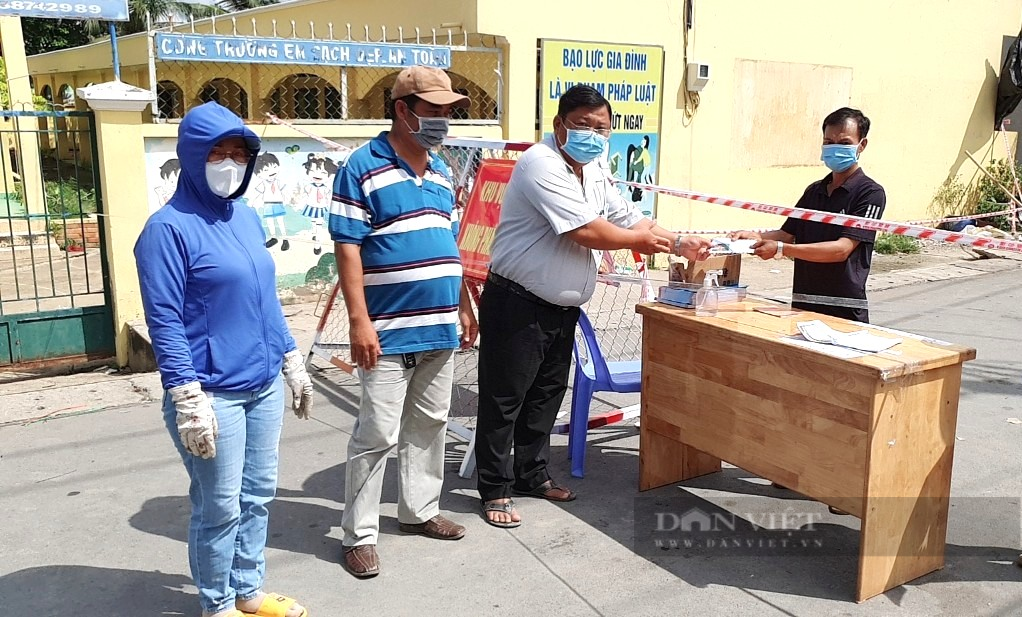 Cán bộ, hội viên nông dân TP.HCM “làm dâu trăm họ” chống dịch Covid-19 - Ảnh 1.