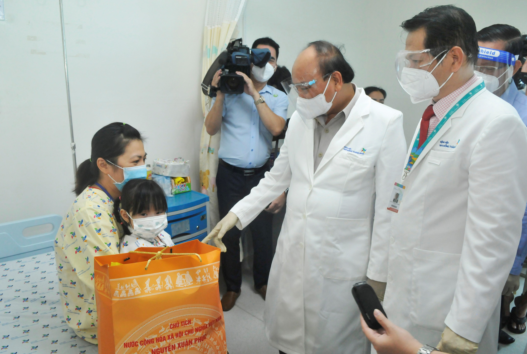 Chủ tịch TP.HCM Phan Văn Mãi: Y tế là trụ cột quan trọng nhất trong phòng chống dịch - Ảnh 4.