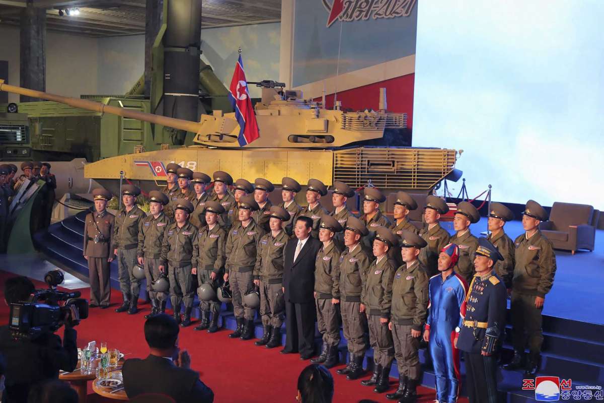 Kim Jong-un thề xây dựng quân đội 'bất khả chiến bại' - Ảnh 2.