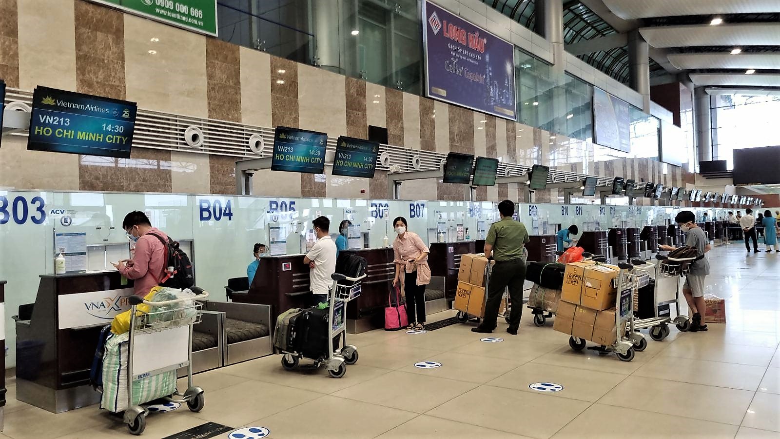 Vietnam Airlines thực hiện chuyến bay đầu tiên từ TP.HCM đi Hà Nội sau dịch - Ảnh 1.