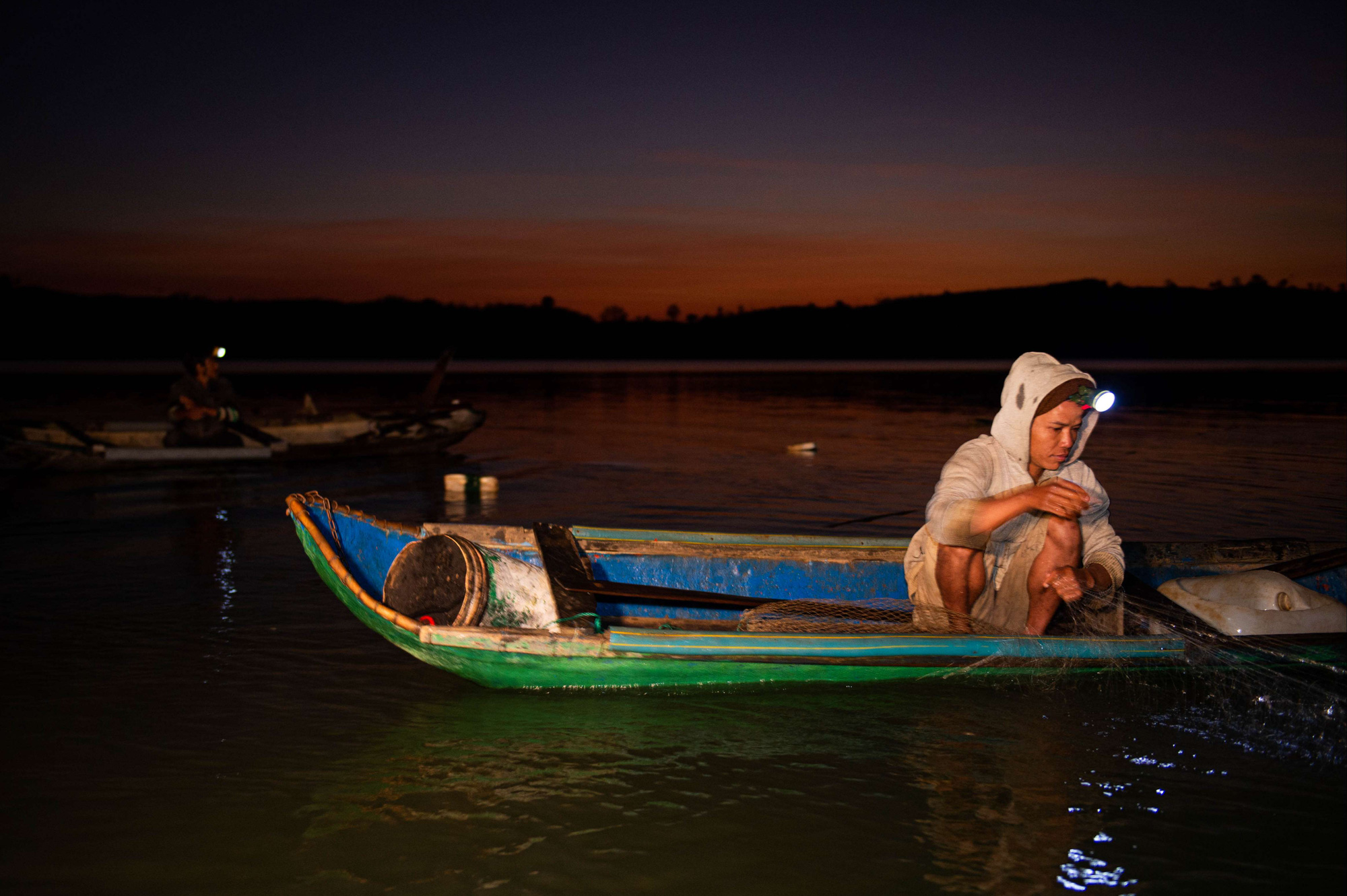 Trắng đêm, theo chân một “ngư phủ” Gia Rai ở làng Chứ đi săn đủ loại cá trong lòng hồ - Ảnh 1.