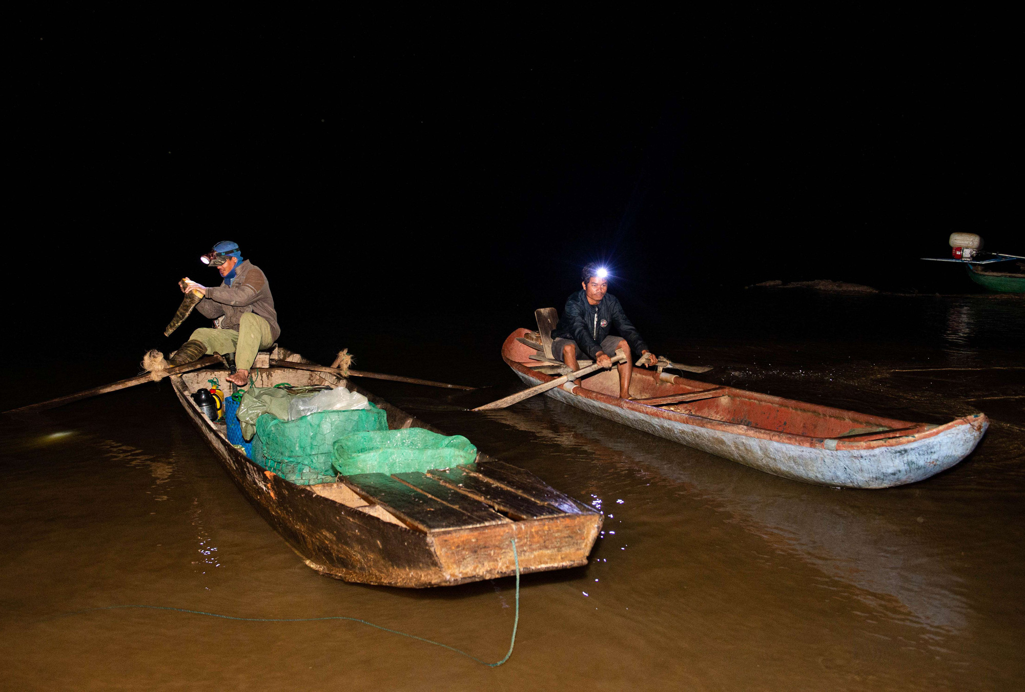 Trắng đêm, theo chân một “ngư phủ” Gia Rai ở làng Chứ đi săn đủ loại cá trong lòng hồ - Ảnh 2.