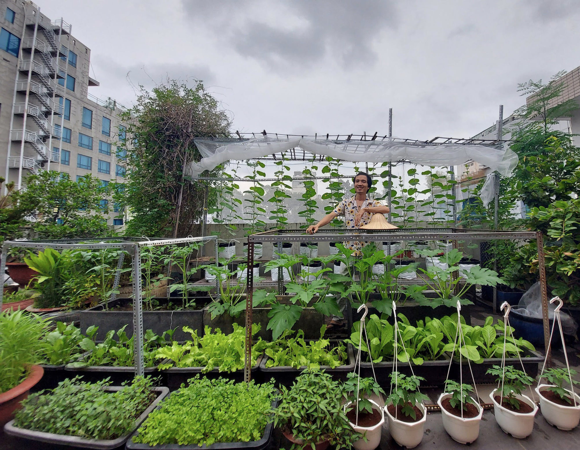 Vườn rau sân thượng Sài Gòn là một xu hướng đang lên của người dân thành phố. Không chỉ giúp trang trí sân thượng thêm đẹp mắt, vườn rau còn giúp tạo ra những sản phẩm sạch và an toàn cho sức khỏe. Nếu bạn muốn trải nghiệm một phong cách sống khỏe và tiện lợi, hãy chọn vườn rau sân thượng Sài Gòn. Bạn sẽ yêu thích không gian xanh mát, tập trung làm việc và trồng rau ngay tại nhà.