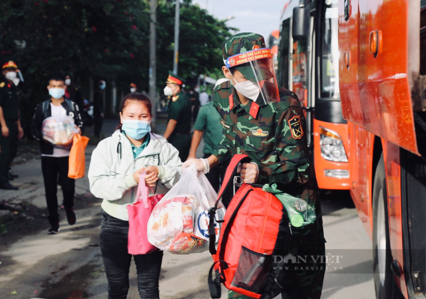 Ảnh: Bộ đội hỗ trợ đoàn gần trăm người đi bộ từ Long An về các tỉnh thuộc Tây Nguyên - Ảnh 3.