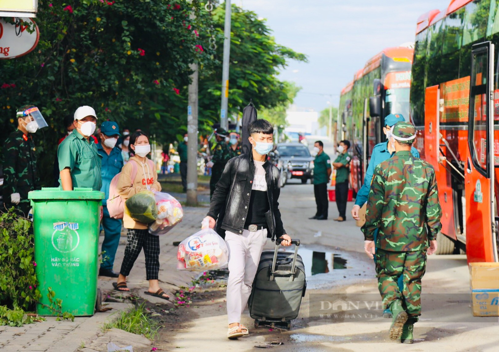 Ảnh: Bộ đội hỗ trợ đoàn gần trăm người đi bộ từ Long An về các tỉnh thuộc Tây Nguyên - Ảnh 9.