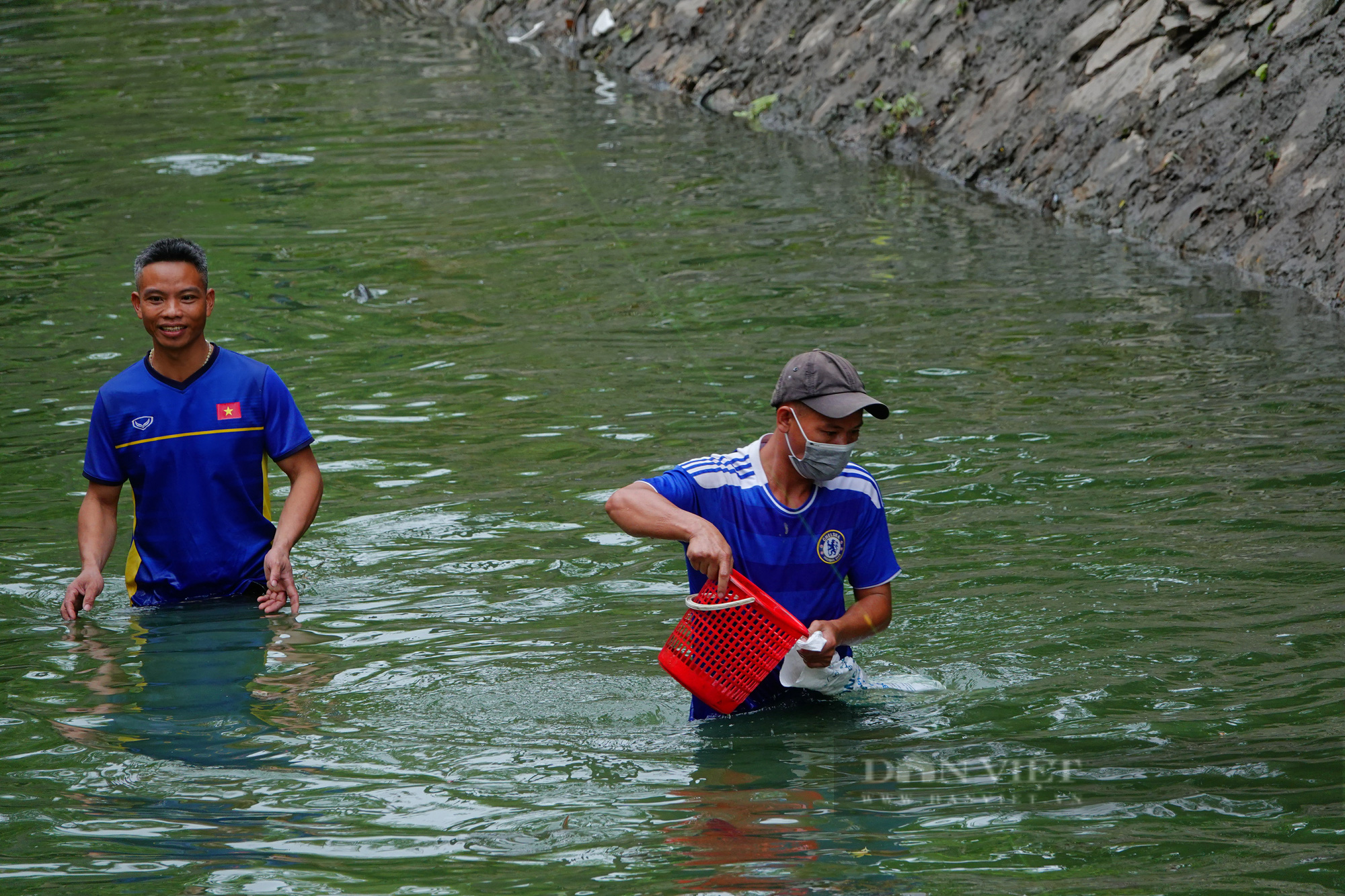 Sông Tô Lịch lại chuyển màu xanh lạ, người dân hăm hở đánh bắt hàng tạ cá - Ảnh 6.